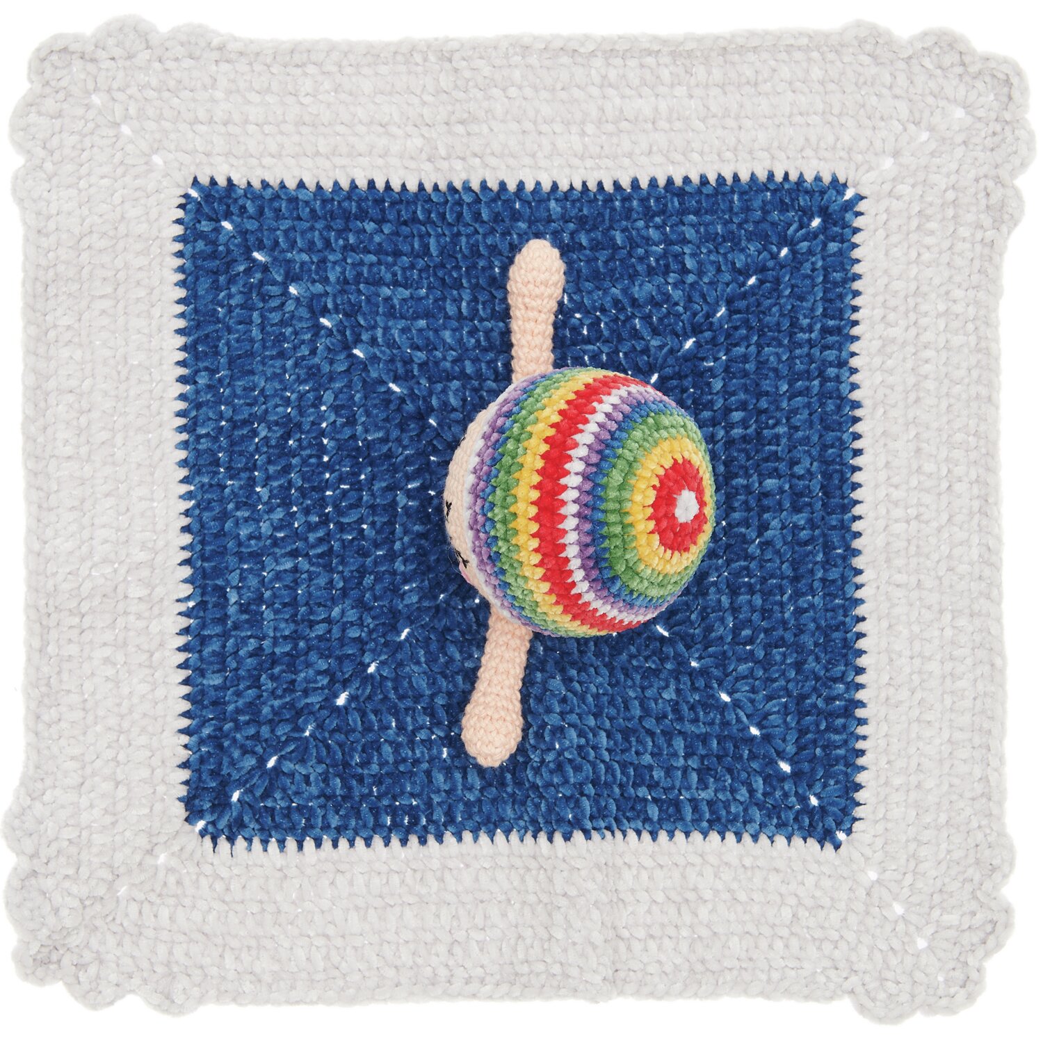 Häkelset Ricorumi Baby Blankies Rainbow von Rico Design zeigt eine bunte, gehäkelte Decke mit Regenbogenmuster auf blauem Hintergrund.