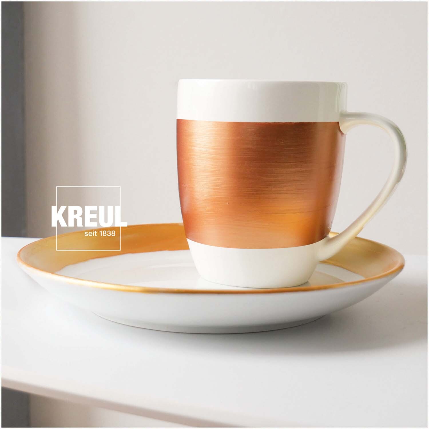 Glas- und Porzellanfarben Set Metallicfarben 6x20ml: Tasse mit Kupferstreifen auf Teller, KREUL.