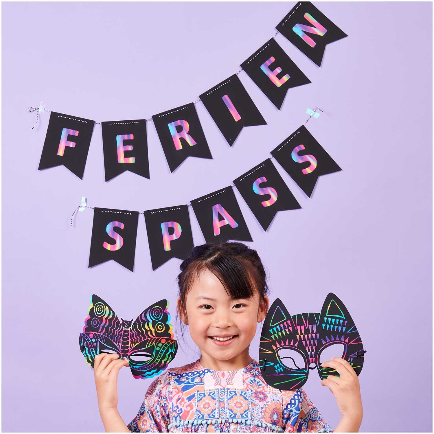 Paper Poetry Kratzpapier Masken Set mit Kind, das bunte Masken hält, vor lila Hintergrund.