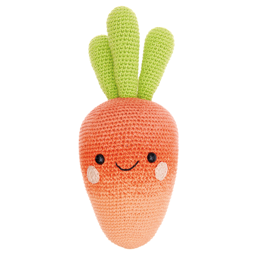 Häkelset Möhre aus Ricorumi Fresh Friends: Orange gehäkelte Möhre mit grünem Blattwerk und lächelndem Gesicht.