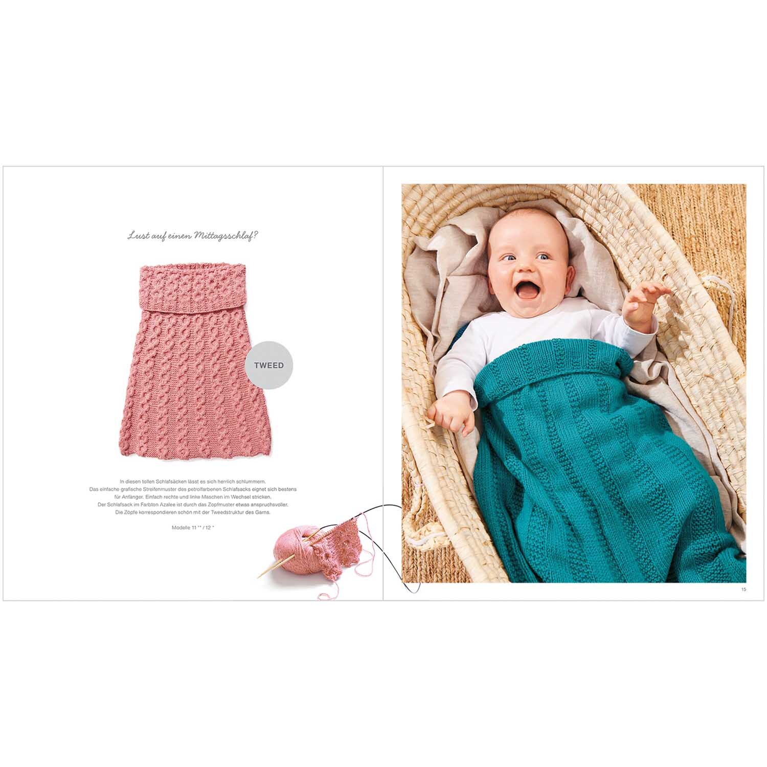 Rico Baby Heft Nr.32 zeigt ein lächelndes Baby in einem blauen Strickschlafsack von Rico Design.