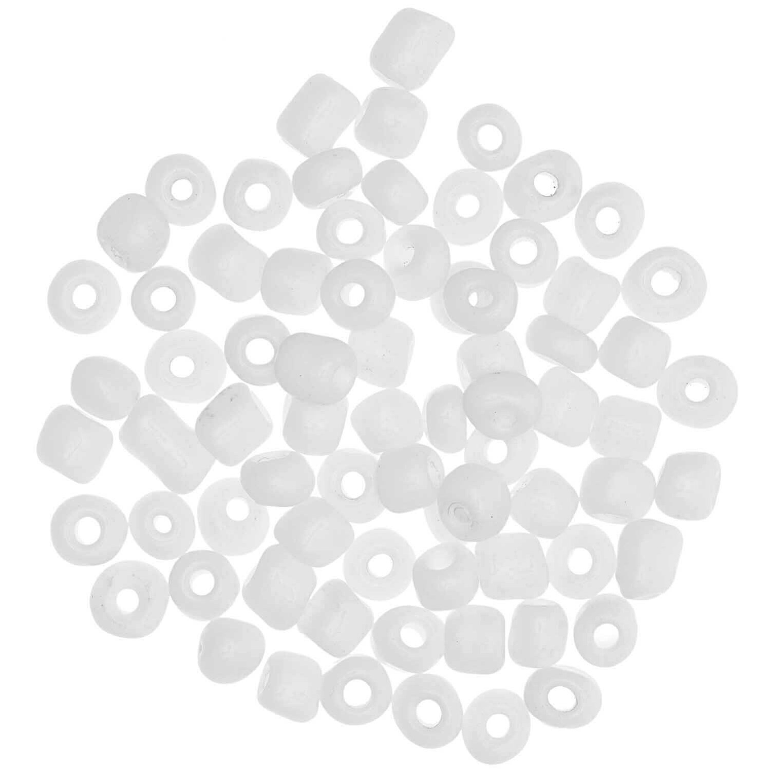 Keramik-Perlen natur 5mm 12g von Rico Design. Runde, weiße Perlen auf schwarzem Hintergrund, ideal für Schmuckherstellung.