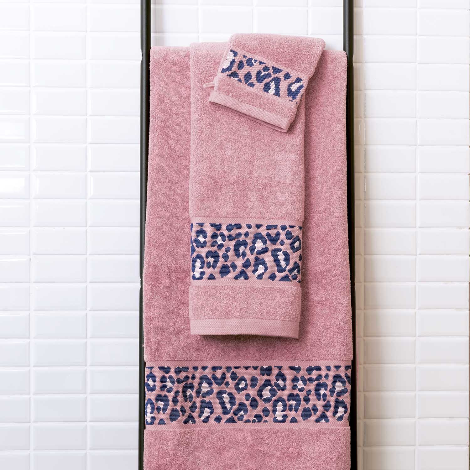 Duschtuch 70x140cm in Hellpink mit Leopardenmuster, präsentiert auf einem Handtuchhalter. Ideal für stilvolle Badezimmer.