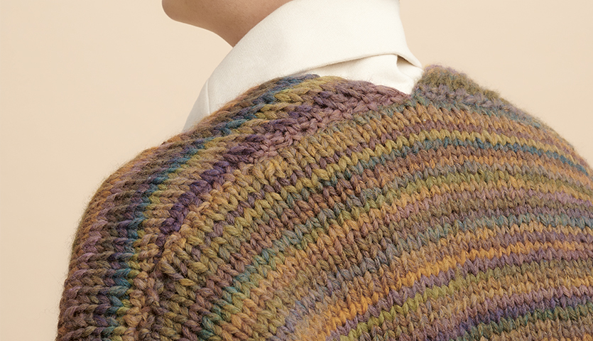 Strickanleitung Jacke aus Creative Smile zeigt eine stilvolle, handgestrickte Jacke in lebendigen Farben. Ideal für kreative Strickprojekte.