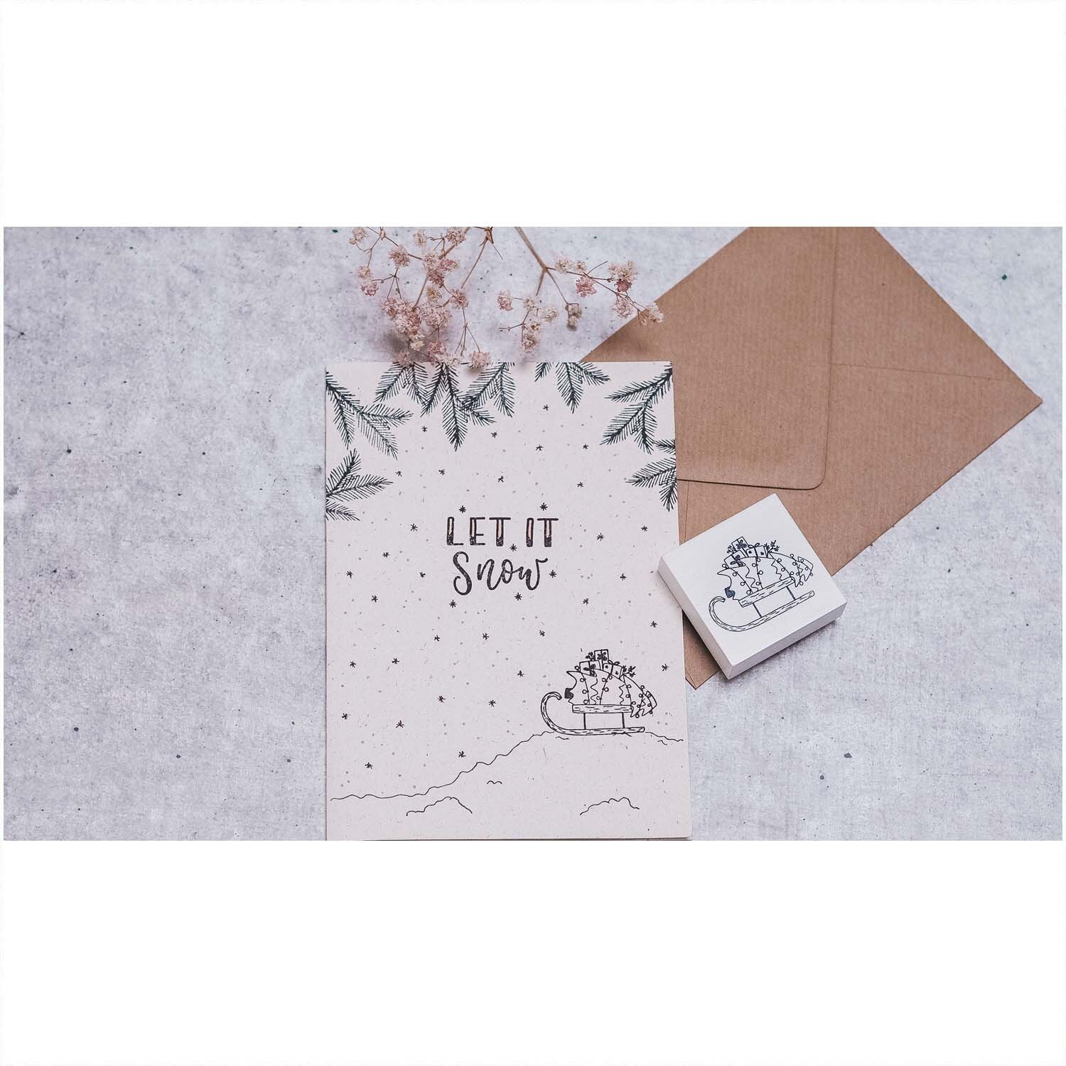 Stempel Schlitten weiß 45x45mm von May&Berry auf einer Karte mit Schneemotiv und Umschlag.