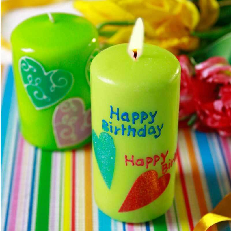 Candle Liner 25ml: Grüne Kerzen mit bunten Herzmotiven und "Happy Birthday"-Schriftzug, ideal für Geburtstagsdekorationen.
