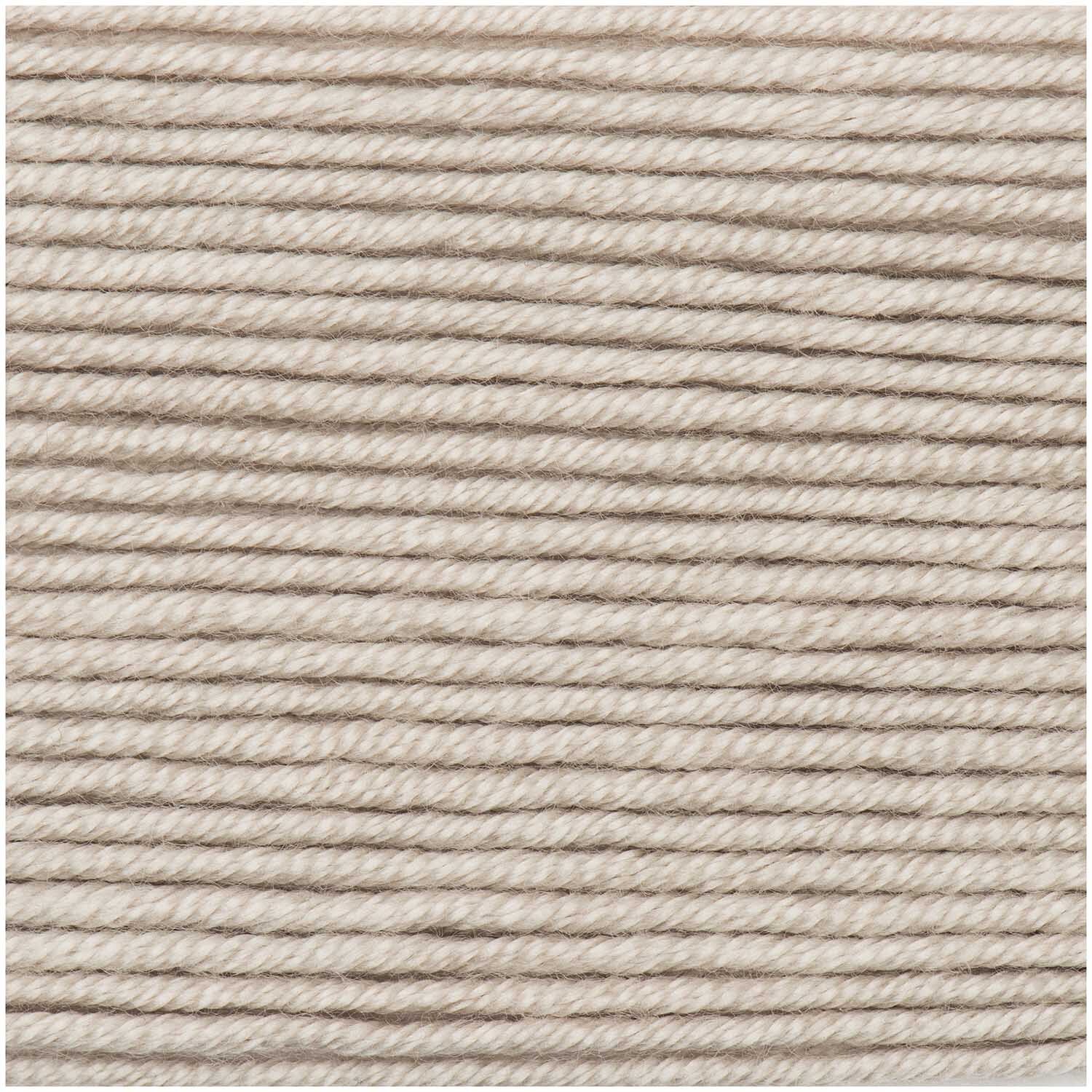Creative Silky Touch dk von Rico Design in Beige, 100g 220m. Nahaufnahme von weicher, beiger Wolle. Ideal für Strickprojekte.