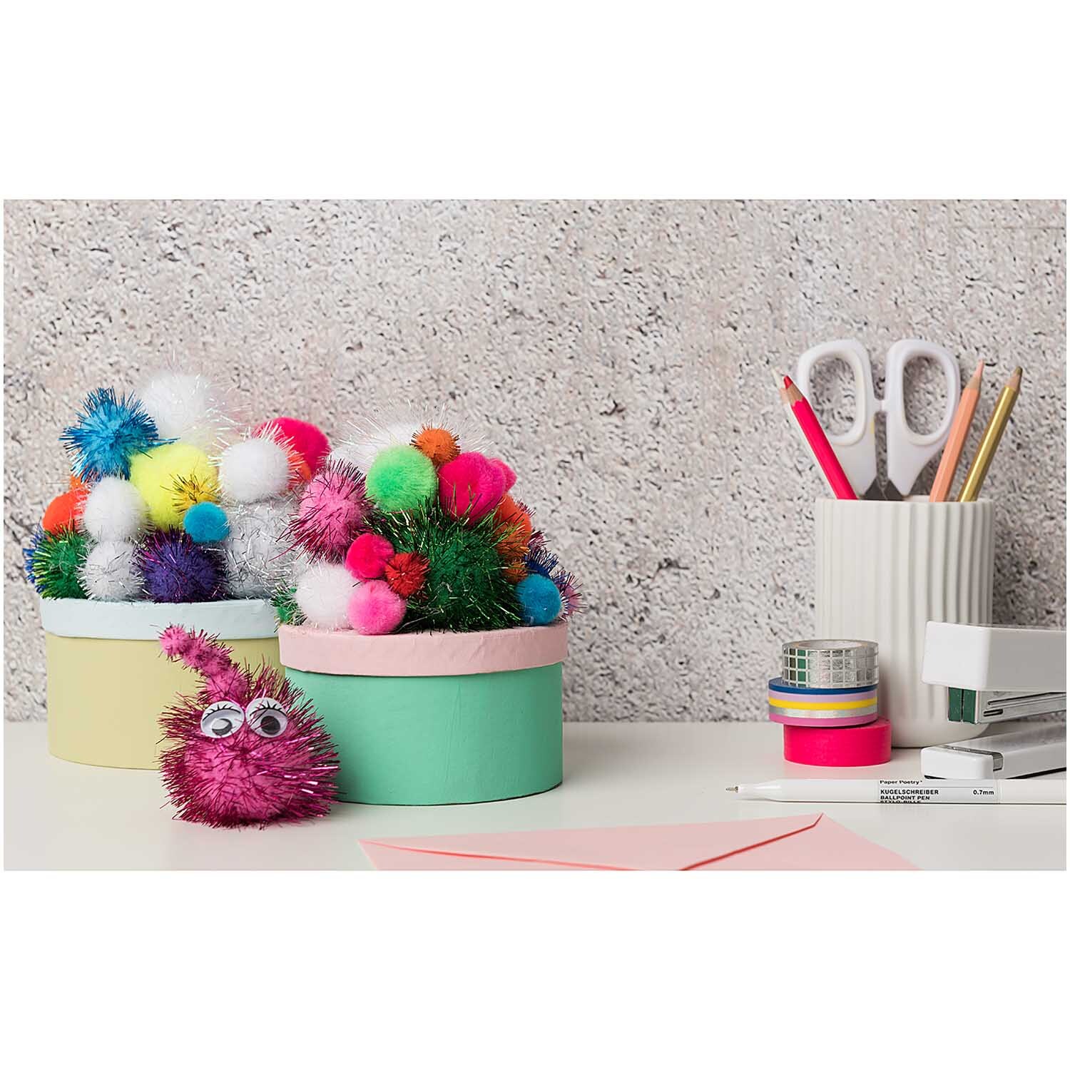 Glitter Pompons 63 Stück in bunten Farben in dekorativen Boxen, ideal für kreative Bastelprojekte.