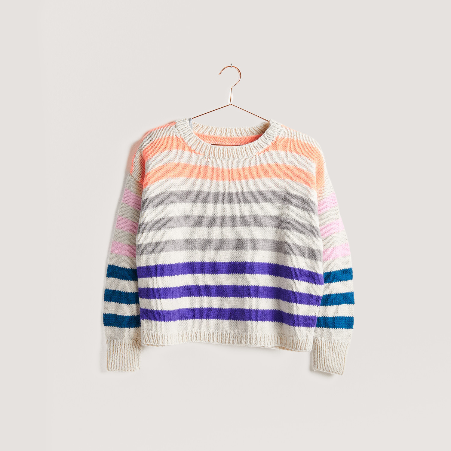 Strickset Pullover Modell 16 aus Vegan Cashmere, gestreift in Grau, Orange und Violett.