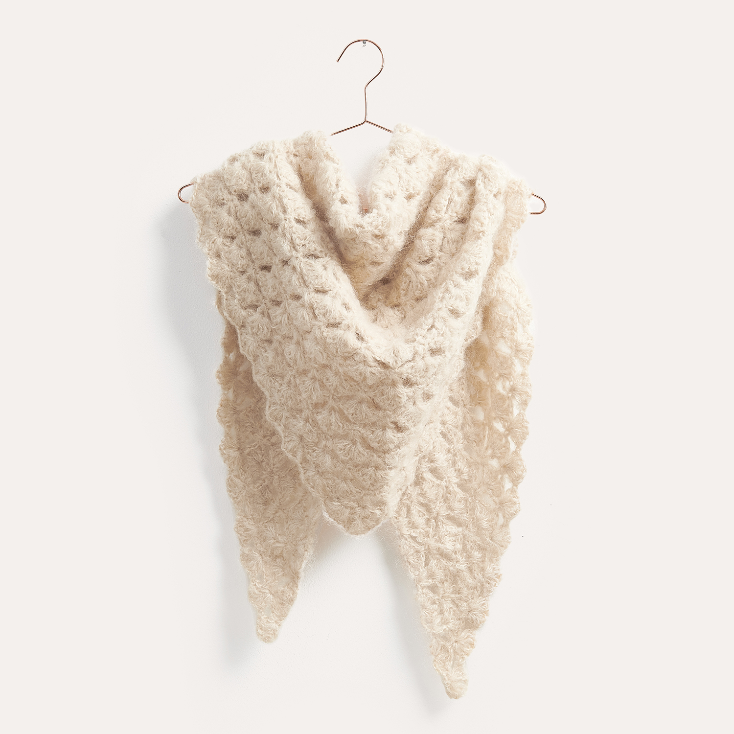 Gehäkeltes Dreieckstuch in Creme: Modell 05 aus dem Heft Winter Crochet Collection