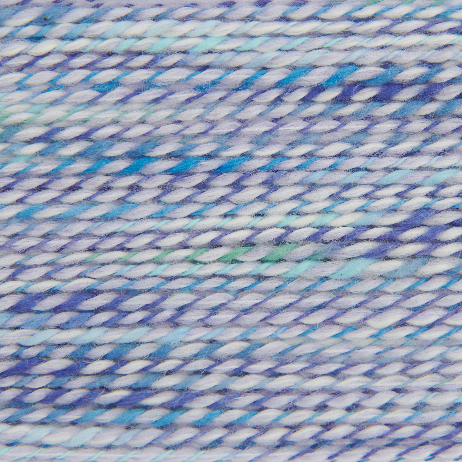 Creative Lazy Hazy Summer Cotton dk, violett, 50g 145m. Weiches Garn von Rico Design in sanften Blautönen, ideal für Sommerprojekte.