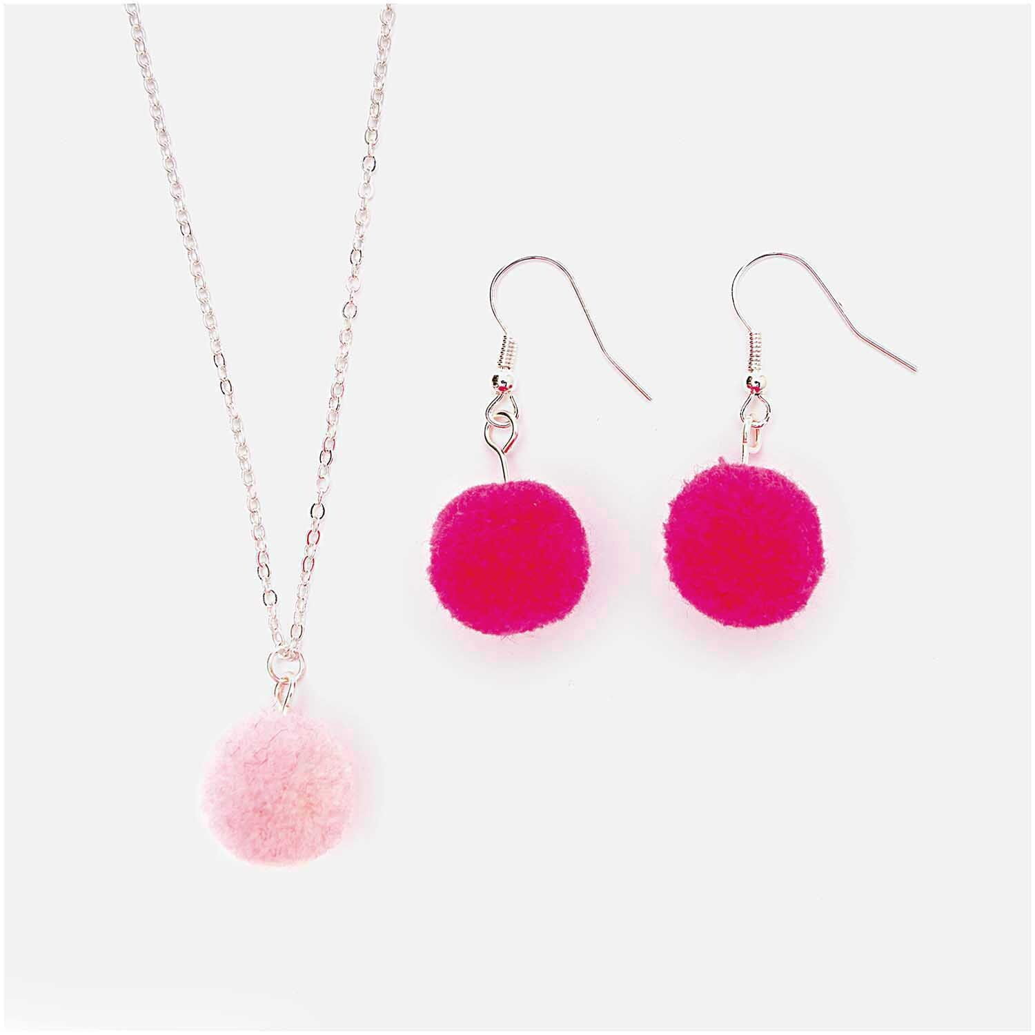 Mini-Pompons mit Öse 1,5cm 4 Stück von Rico Design in Neon-Pink, abgebildet als Schmuckset mit Kette und Ohrringen.
