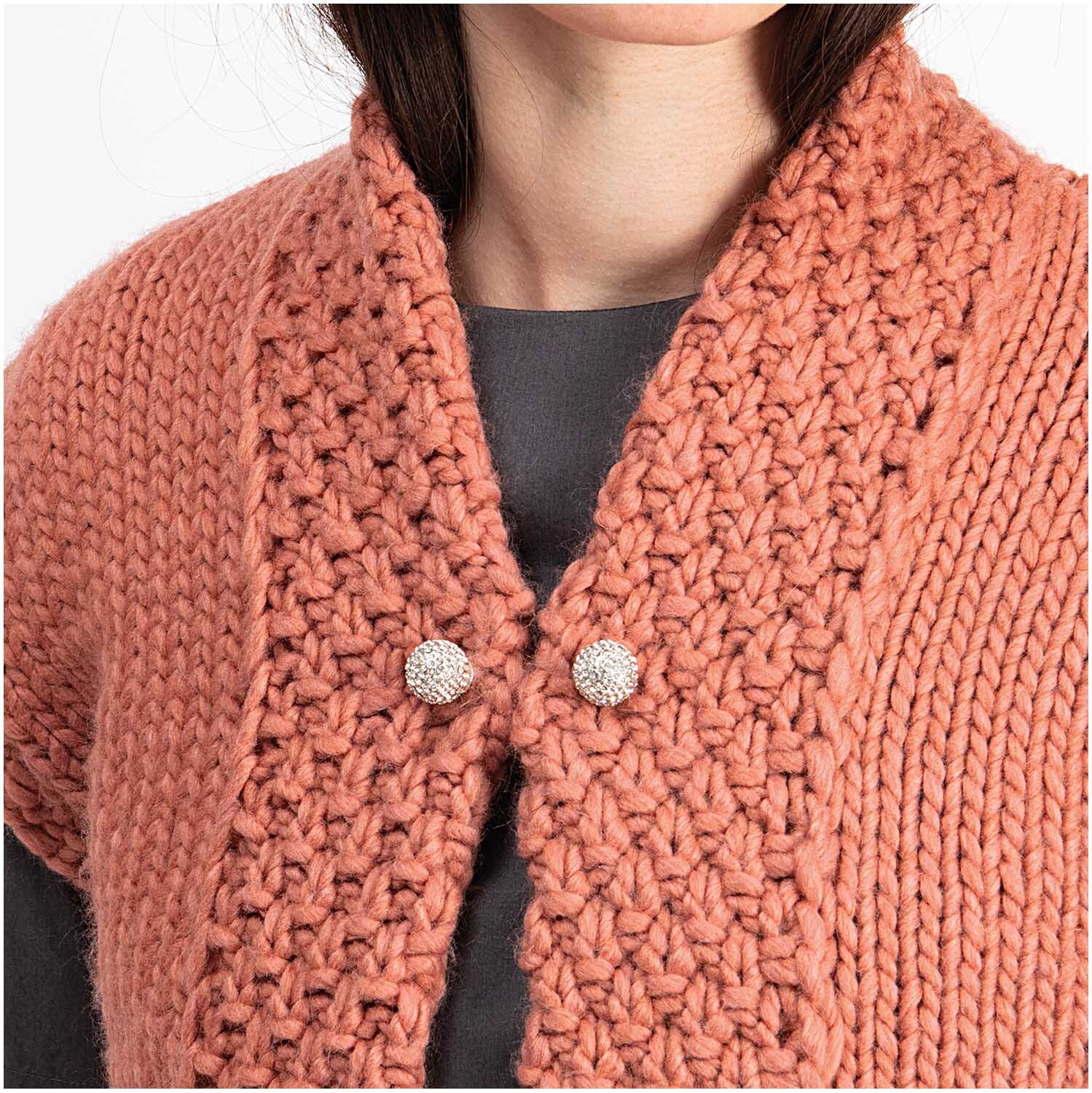 Zwei-Perlen-Pin strass 65mm an einem grob gestrickten, lachsfarbenen Cardigan von Rico Design befestigt.