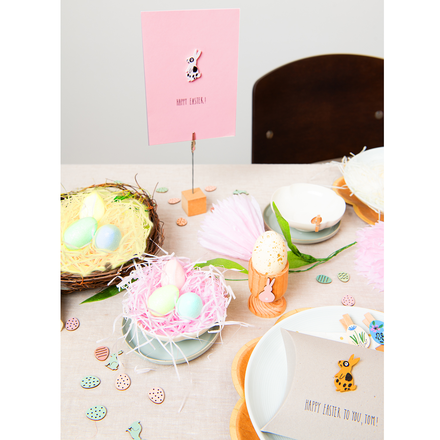 DIY Set Osterdeko bunt von Rico Design: Bunte Ostereier und Dekorationen auf einem Tisch mit Osterkarte.