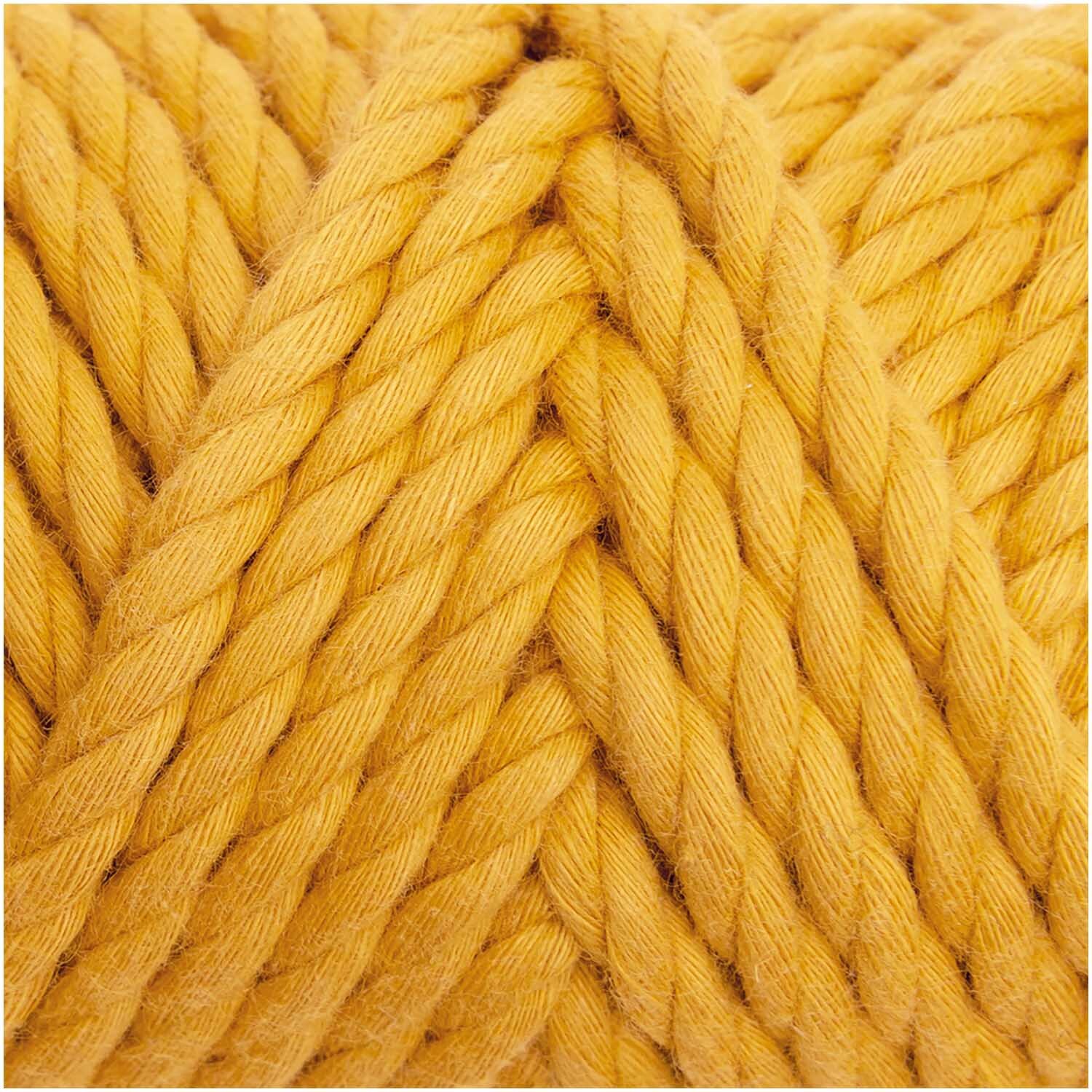 Creative Cotton Cord Makramee-Garn in Senf von Rico Design, 130g 25m, zeigt dicke, weiche Stränge.