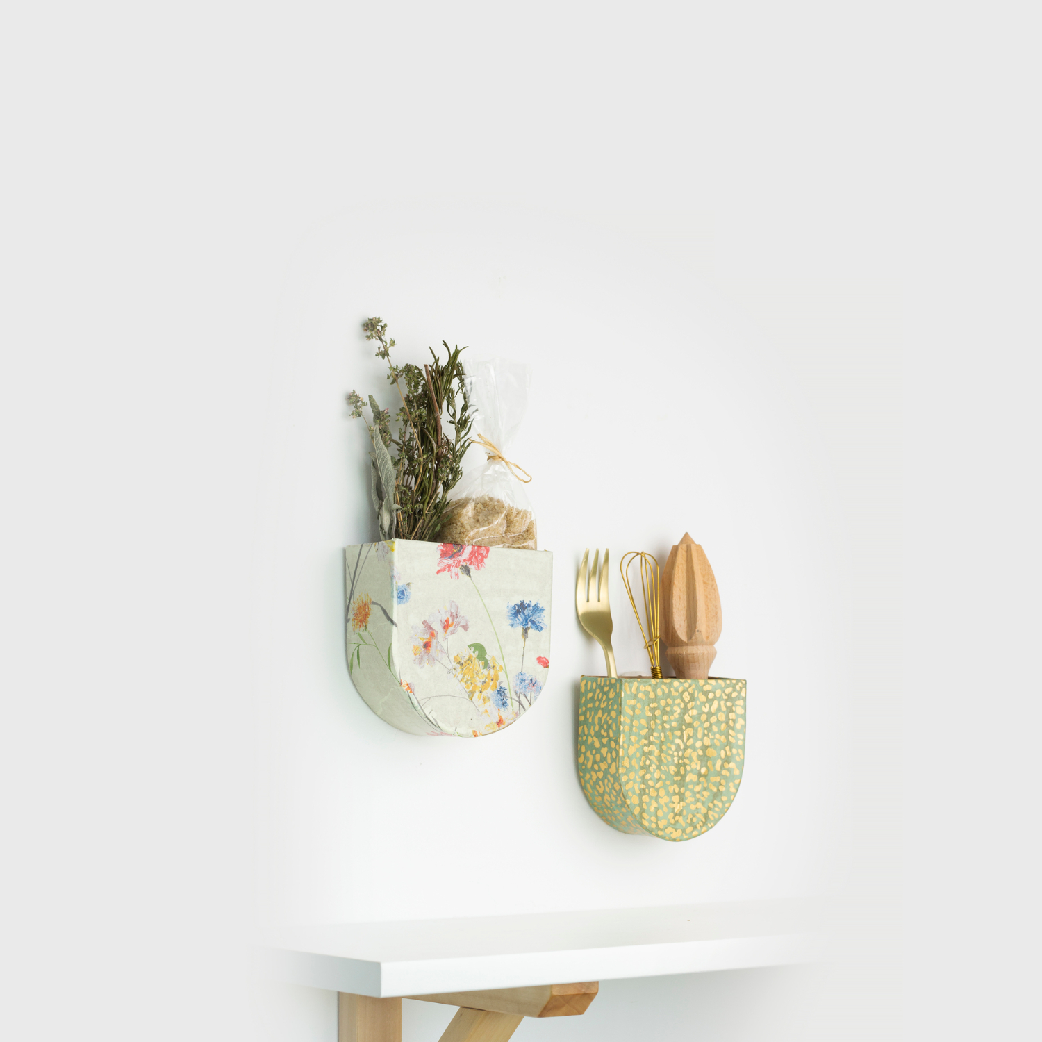 Bastelset Kreativer Moment Wandhalter: Zwei dekorative Wandhalter mit floralen Mustern, ideal zur Aufbewahrung von Küchenutensilien oder Dekoration.