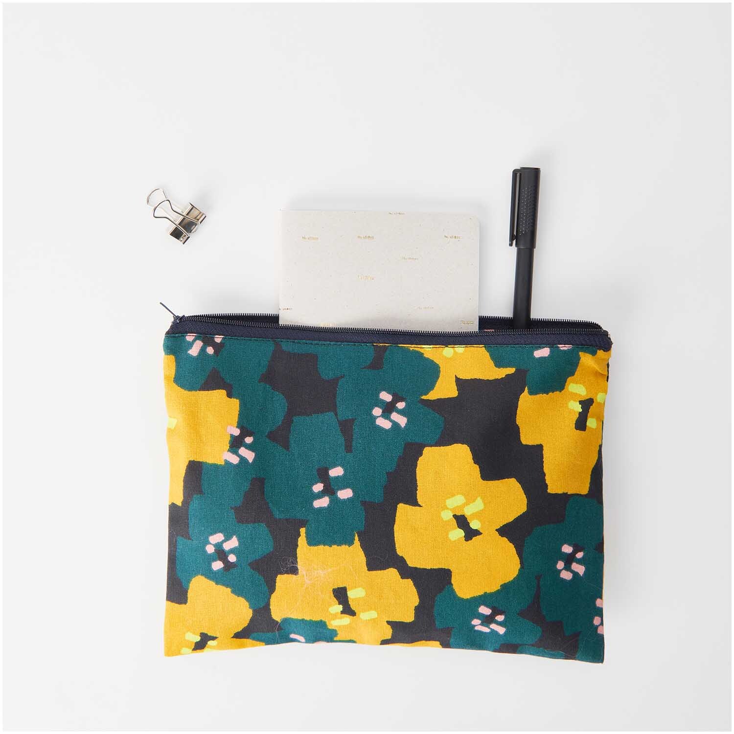 Pouch Okina Hana Blumenprint 17x23cm: Bunte Tasche mit floralem Muster, ideal für Stifte und Notizen.