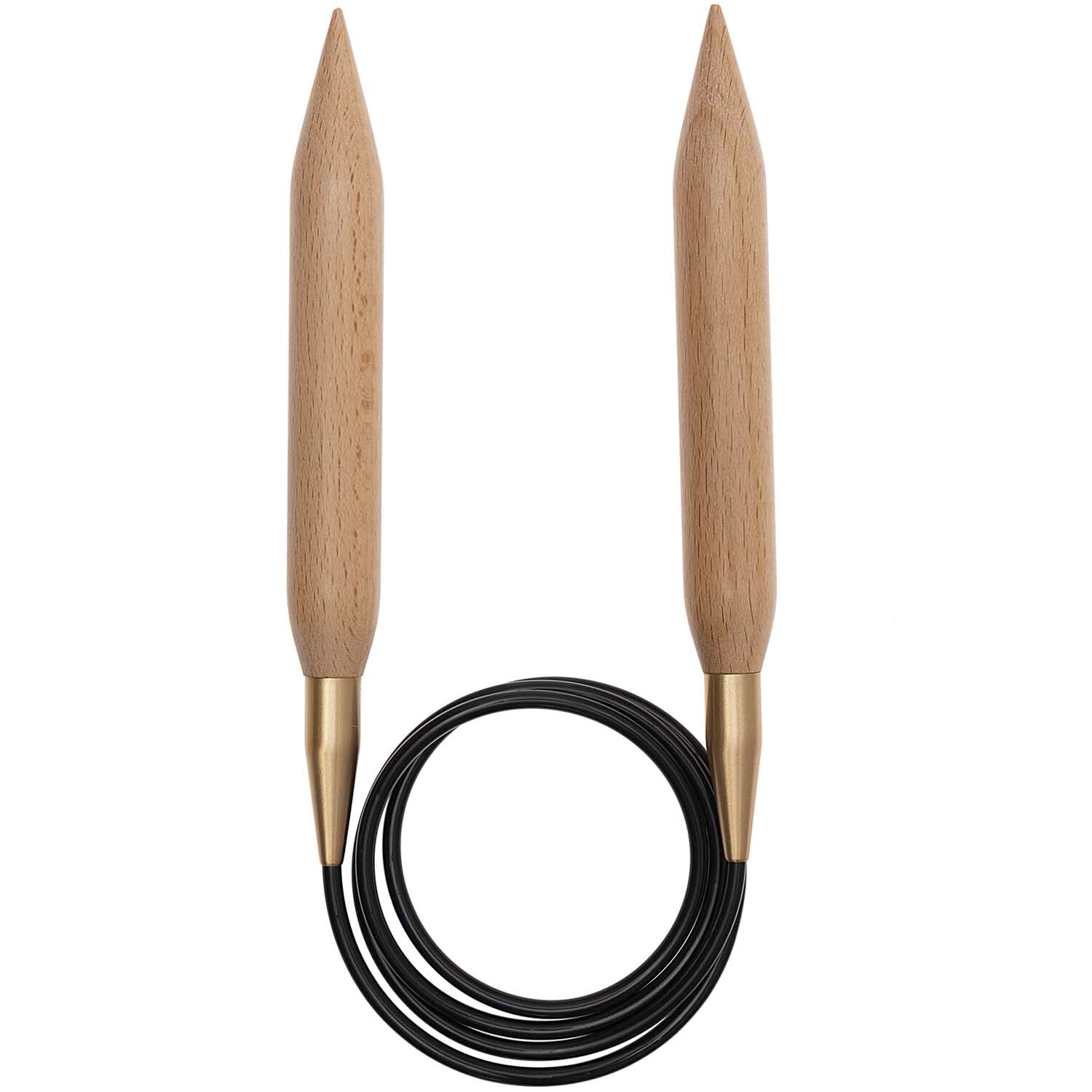 Rundstricknadel 120cm Buche von Rico Design, zeigt zwei spitze Holzspitzen mit schwarzem Kabel.