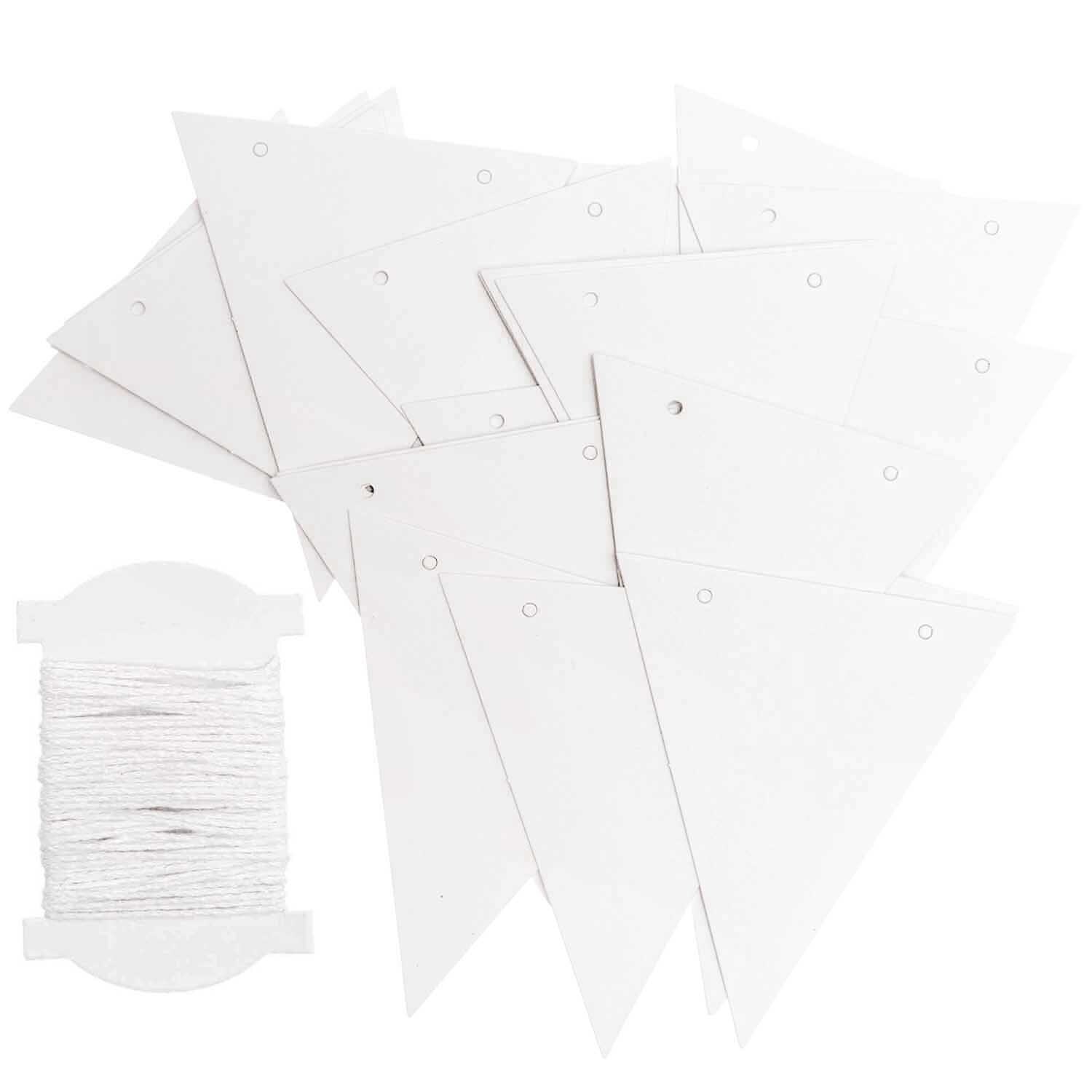 Papierwimpel weiß 6,5x7,5cm 24 Stück von Rico Design. Dreieckige Wimpel mit Schnur, ideal für Dekorationen.