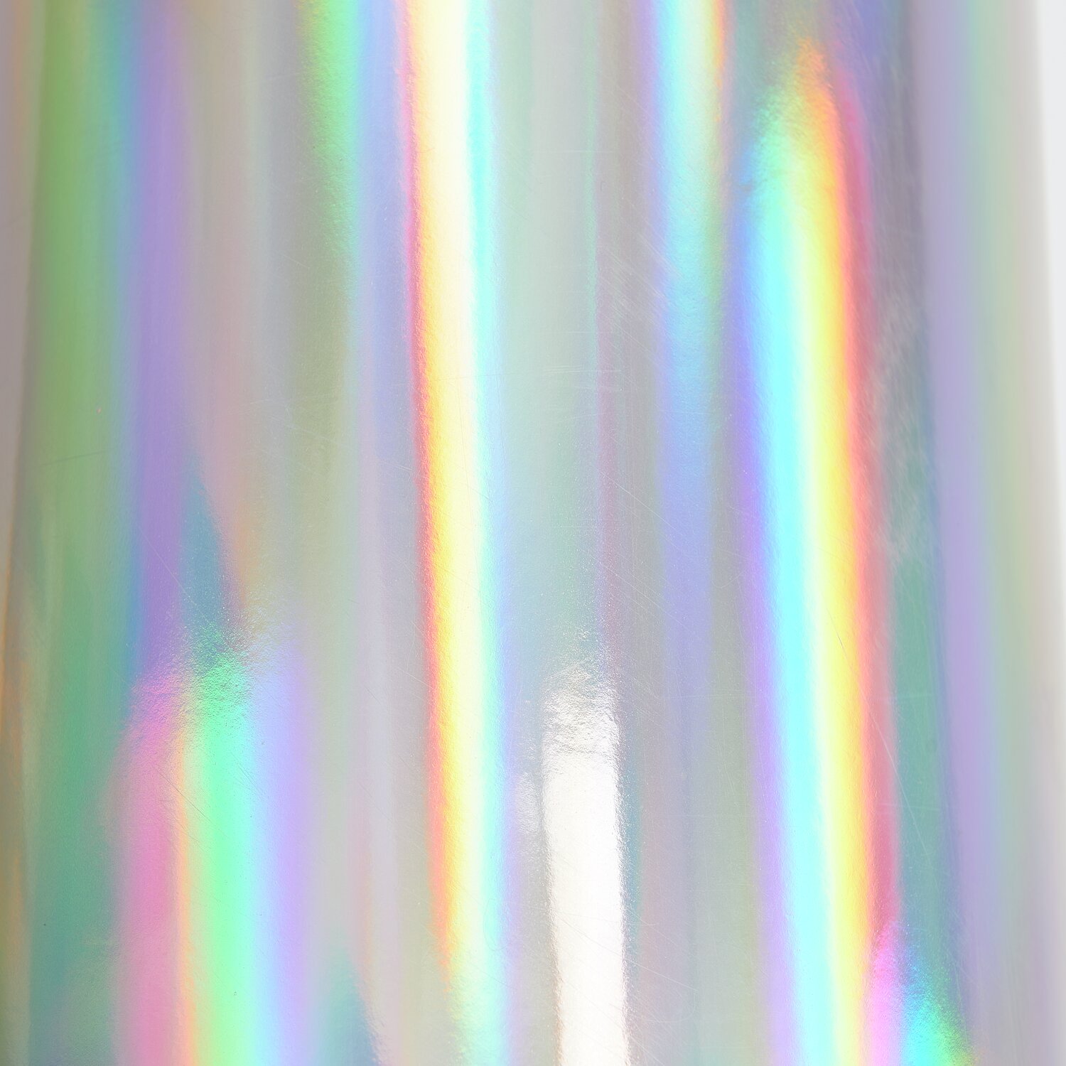Schultüte Rohling mit Tüllverschluss Irisierend, 70cm, zeigt schillernde Regenbogenfarben auf weißem Hintergrund. Ideal für den Schulanfang.