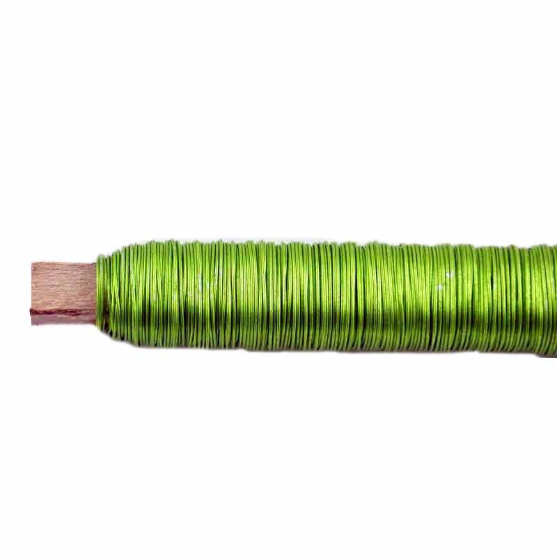 Lackdraht 0,5mm 100g in Apfelgrün von preissler, aufgerollt auf einer Spule, Nahaufnahme.