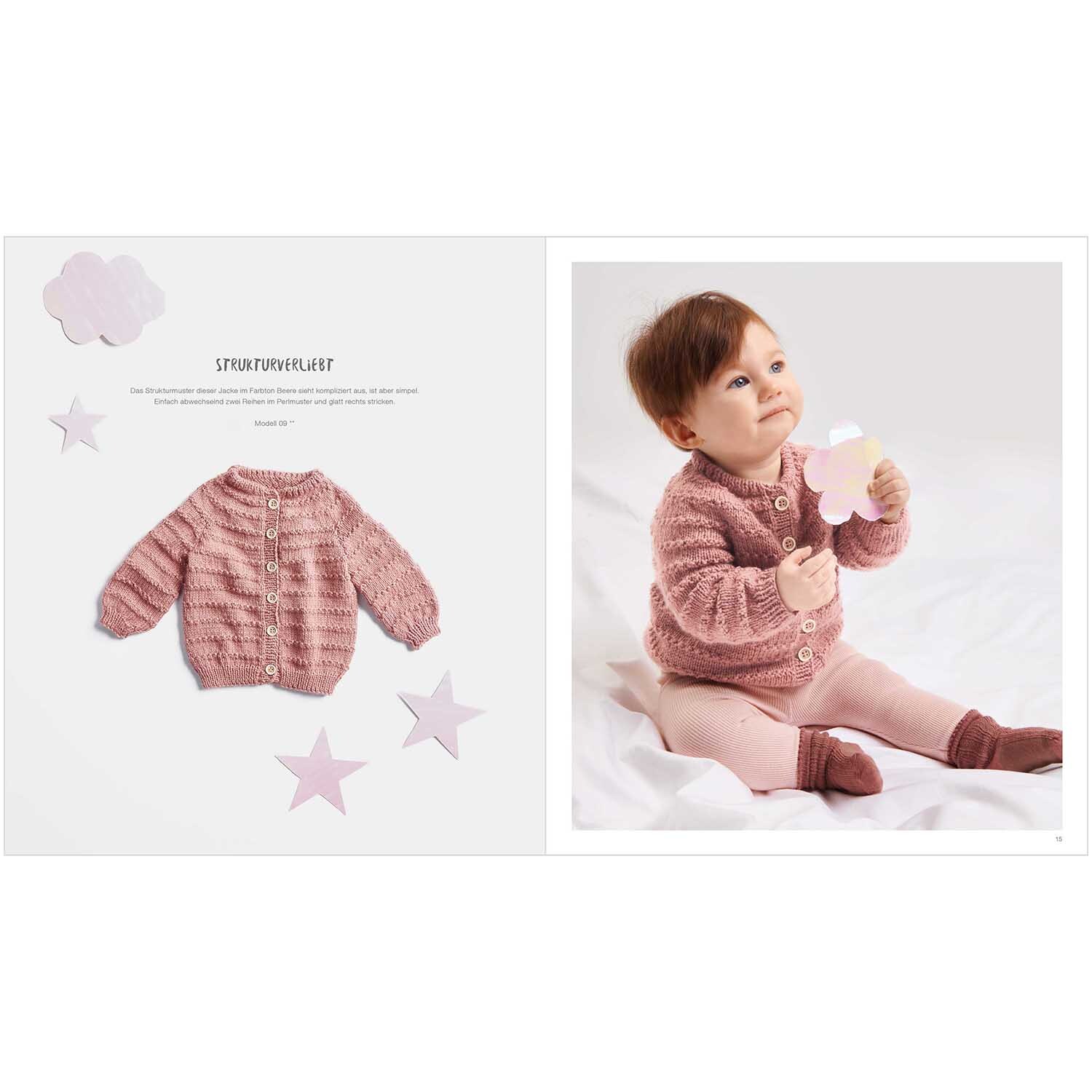 Rico Baby Heft Nr.35 zeigt ein Baby in rosa Strickjacke und Strumpfhose, das mit Papiersternen spielt.