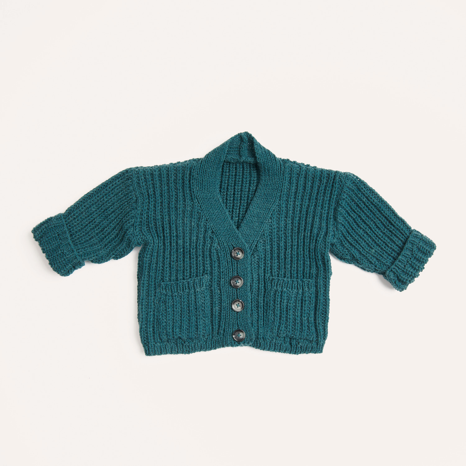 Strickset Jäckchen Modell 13: Handgestricktes, blaues Babyjäckchen mit Knöpfen und Taschen. Ideal für kühle Tage.