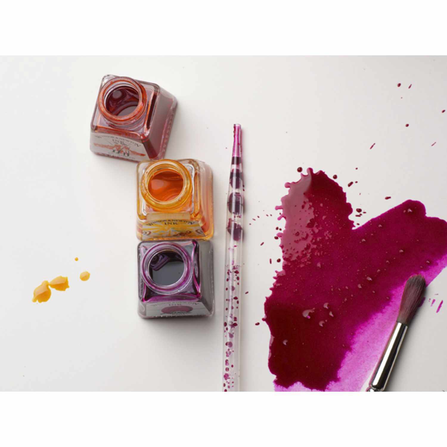 Drawing Ink Zeichentusche Set Henry 8x 14ml mit drei Tintenflaschen und Pinsel auf weißem Hintergrund.