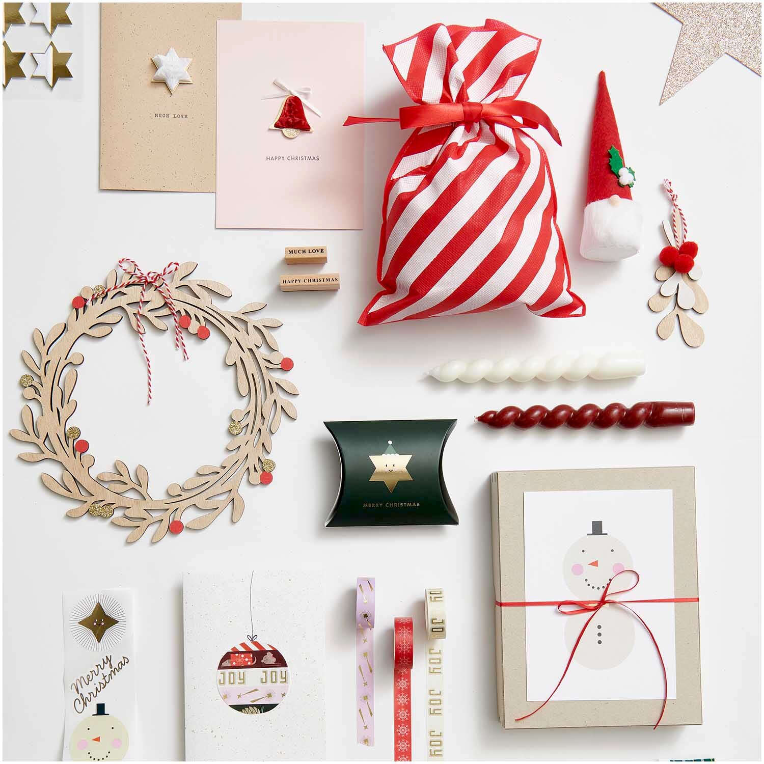 Paper Poetry Wabenpapiersticker Glocken auf einem festlichen Arrangement mit Weihnachtskarten, Geschenken und Dekorationen von Rico Design.