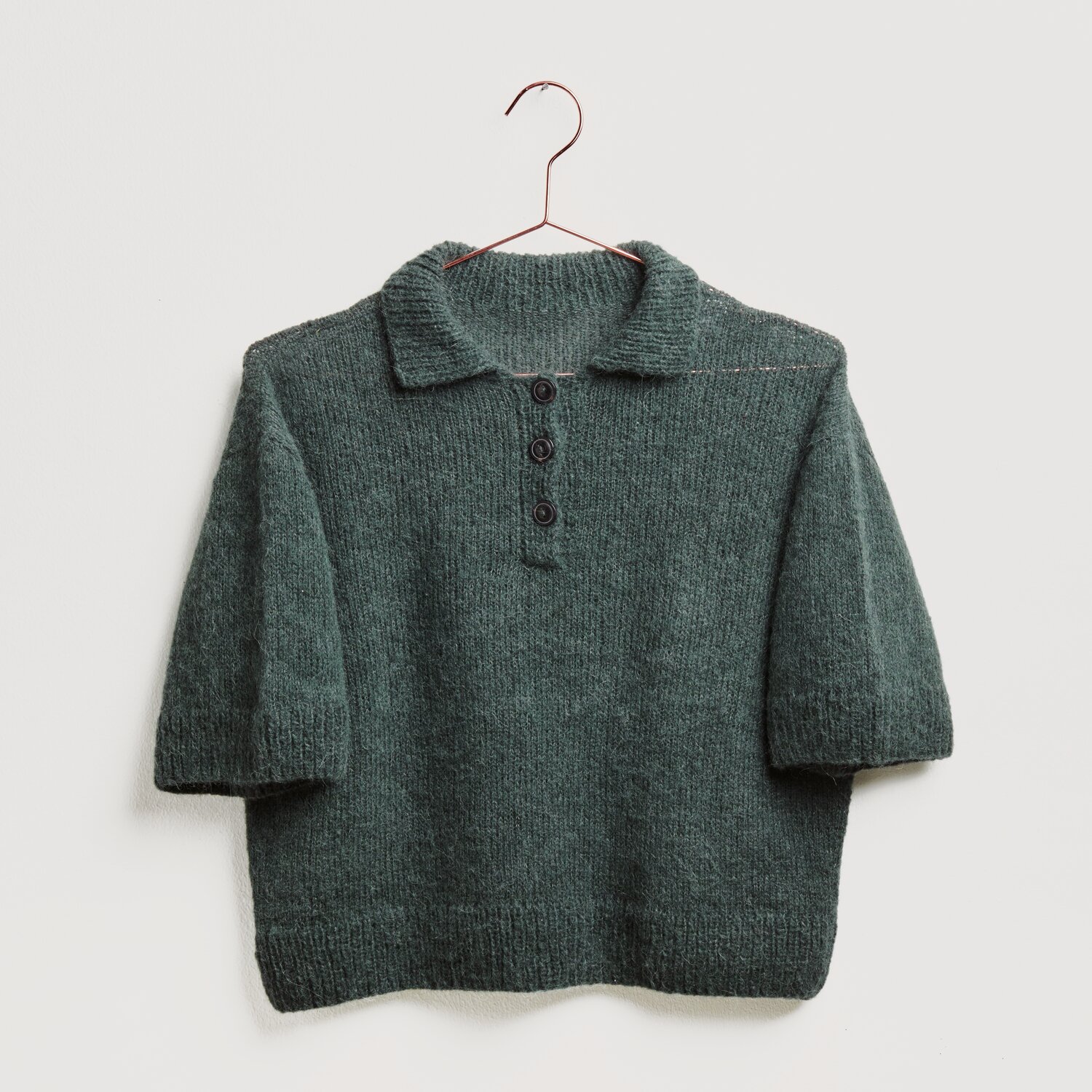 Strickset Shirt Modell 21 in Efeu, aus Essentials Baby Alpaca Loves Silk, mit Knopfleiste und Kragen. Ideal für Frühjahr-Sommer von Rico Design.