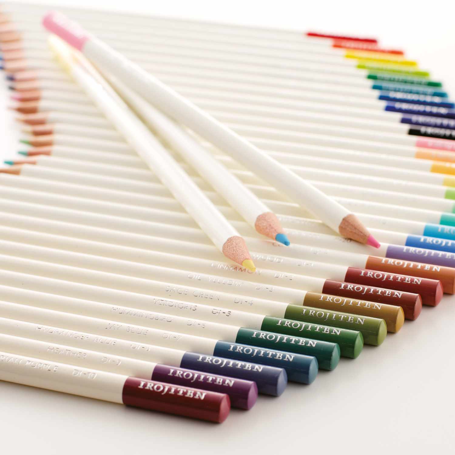 IROJITEN Farbstift von Tombow in verschiedenen Farben, ordentlich angeordnet auf einer weißen Oberfläche.