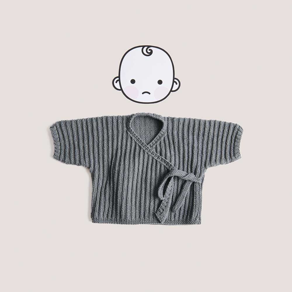 Strickset Wickeljacke Modell 21 aus Baby Merino Nr. 01 in Grau, illustriert mit Babygesicht.