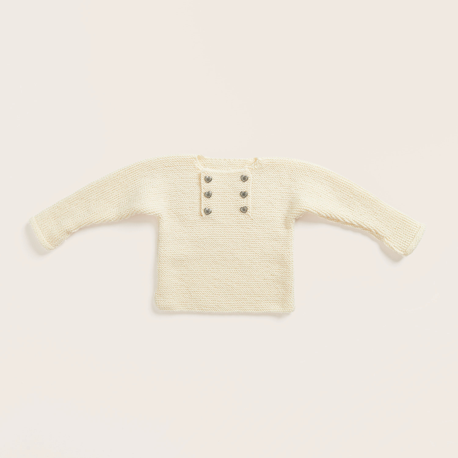 Strickset Babypullover Modell 15: Cremefarbener Pullover mit Herzknöpfen, Marke Rico Design.