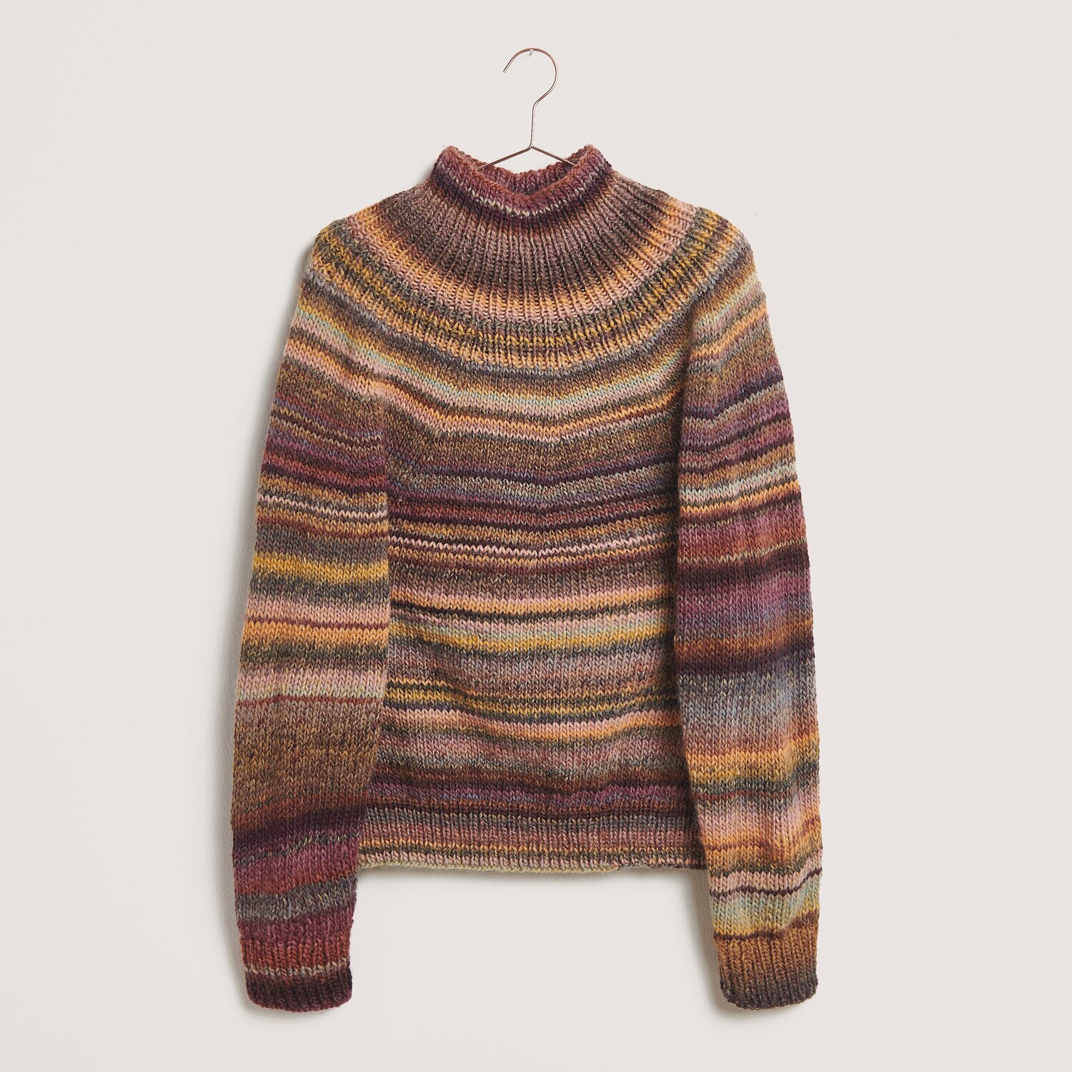 Strickset Pullover Modell 26 aus Made by Me No. 21, Herbst-Winter, in bunten Streifen.