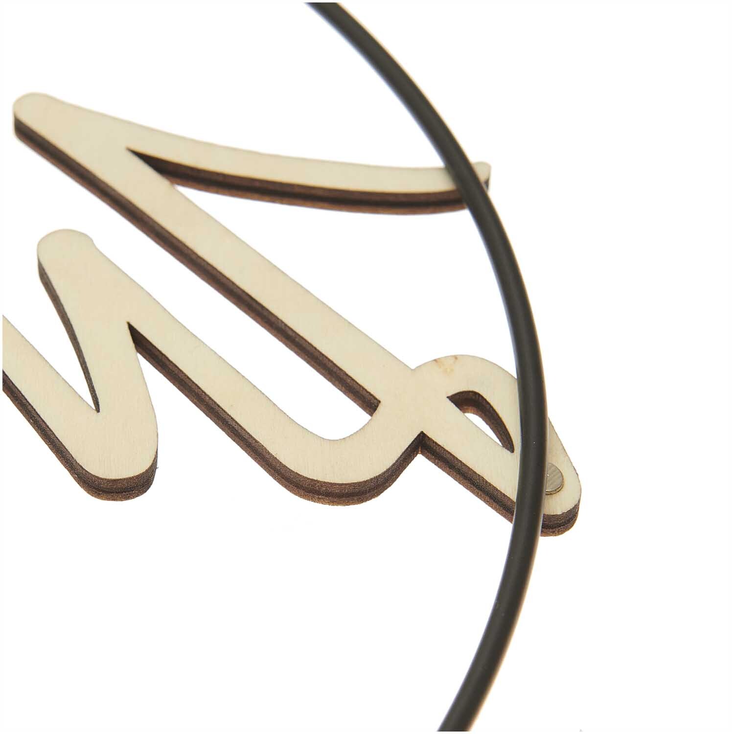 Holzschriftzug "Zuhause" von Rico Design, magnetisch, in natürlichem Holzton, 27x9cm, Detailansicht.