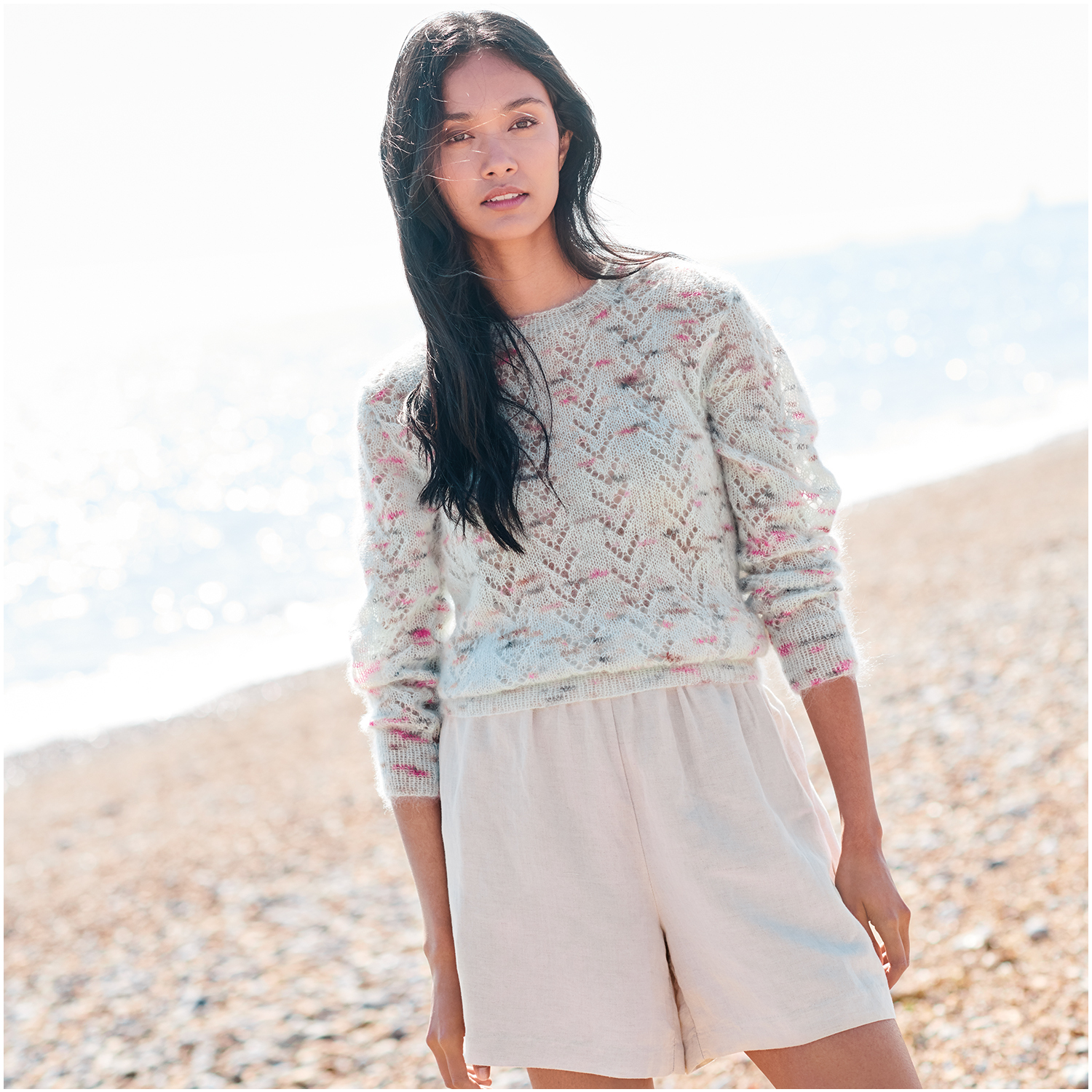 Strickset Pullover Modell 16 aus Lovewool Nr. 18, pastellfarbener Pullover am Strand getragen.