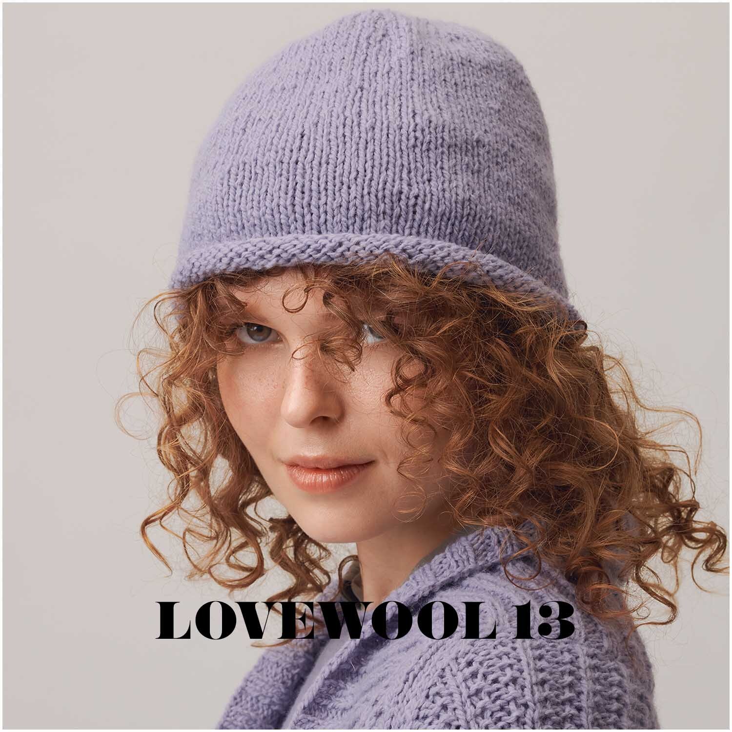 Creative Soft Wool aran: Frau mit lockigem Haar trägt lavendelfarbenen Strickhut und Pullover. Hochwertige Wolle von Rico Design, 100g 300m.