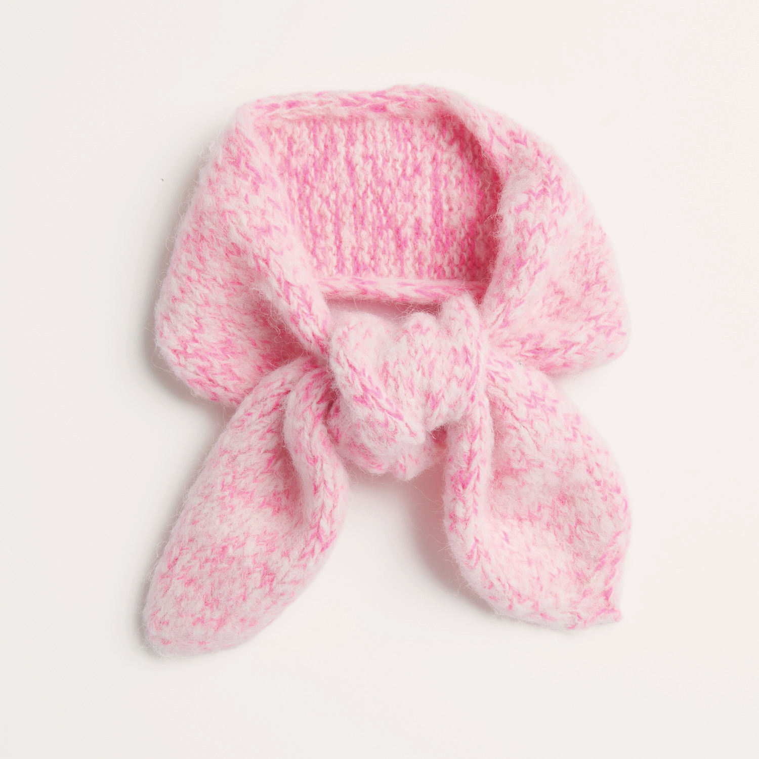 Strickset Mini-Tuch Modell 06b in Pink. Weiches, handgestricktes Accessoire aus hochwertiger Wolle, ideal für Herbst-Winter.