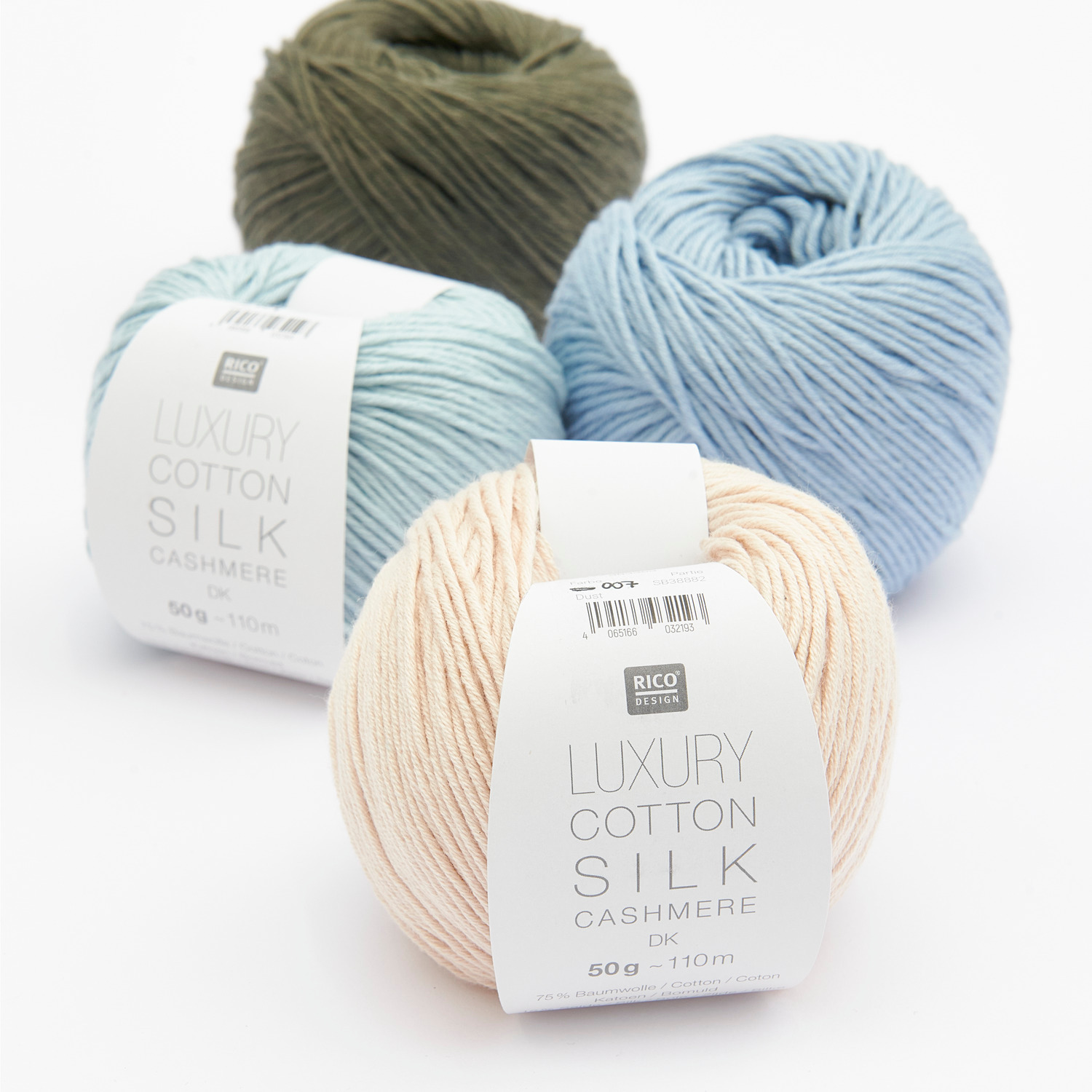 Luxury Cotton Silk Cashmere dk, 50g 110m, in Elfenbein, Taubenblau und Hellblau von Rico Design. Ideal für hochwertige Strickprojekte.