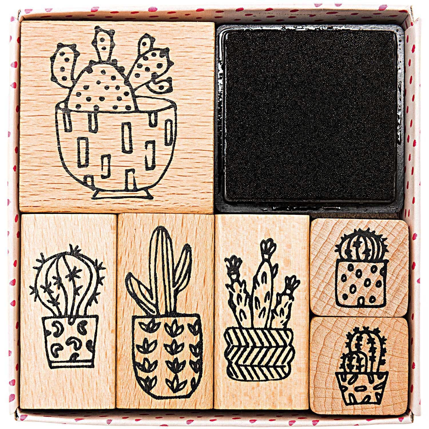 Paper Poetry Stempelset Hygge Cactus: Sieben Holzstempel mit Kaktusmotiven und schwarzem Stempelkissen. Ideal für kreative Projekte.