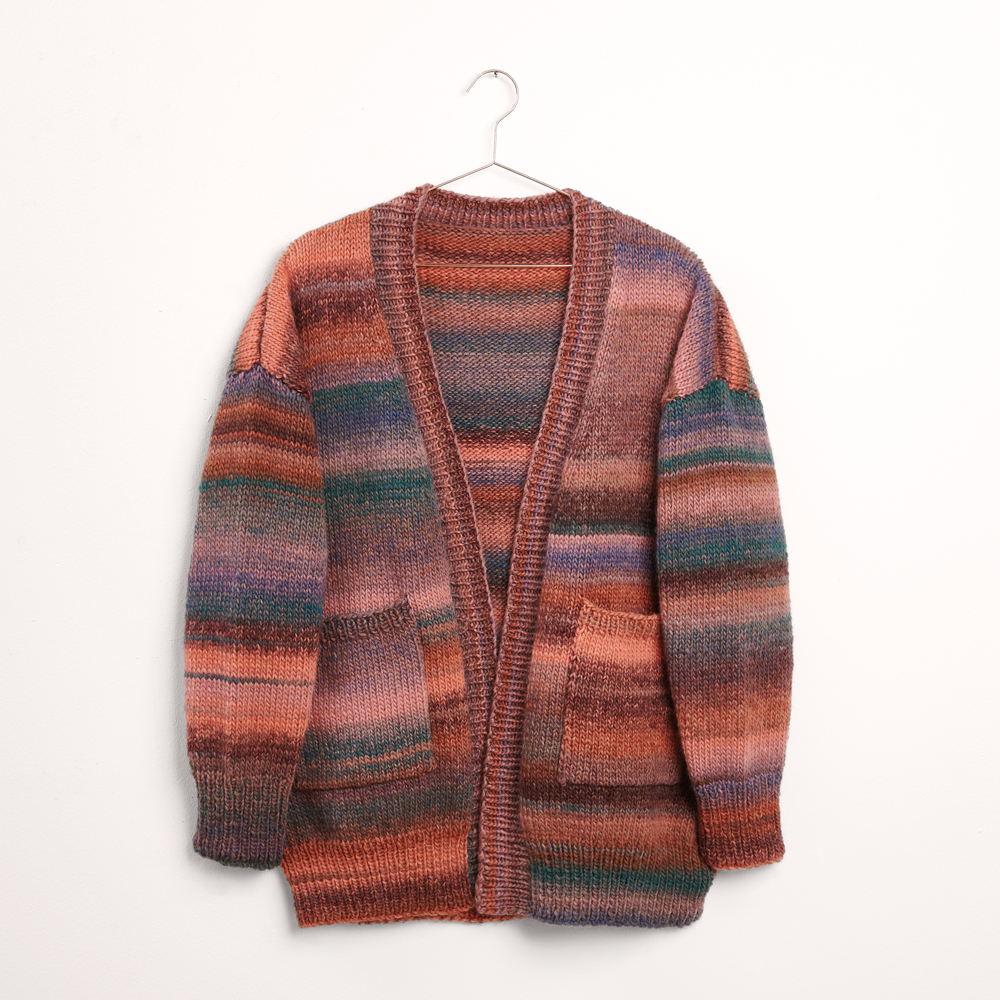 Strickjacke auf grauem Hintergrund – zum Strickset