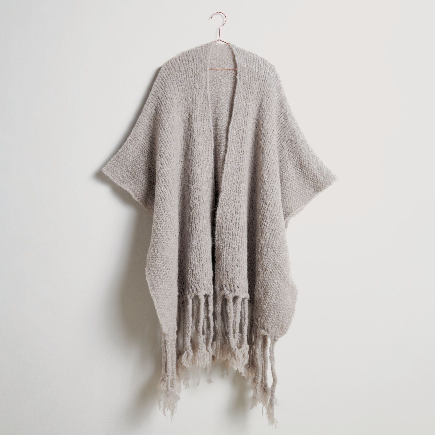 Grauer Poncho auf grauem Hintergrund – zum Strickset
