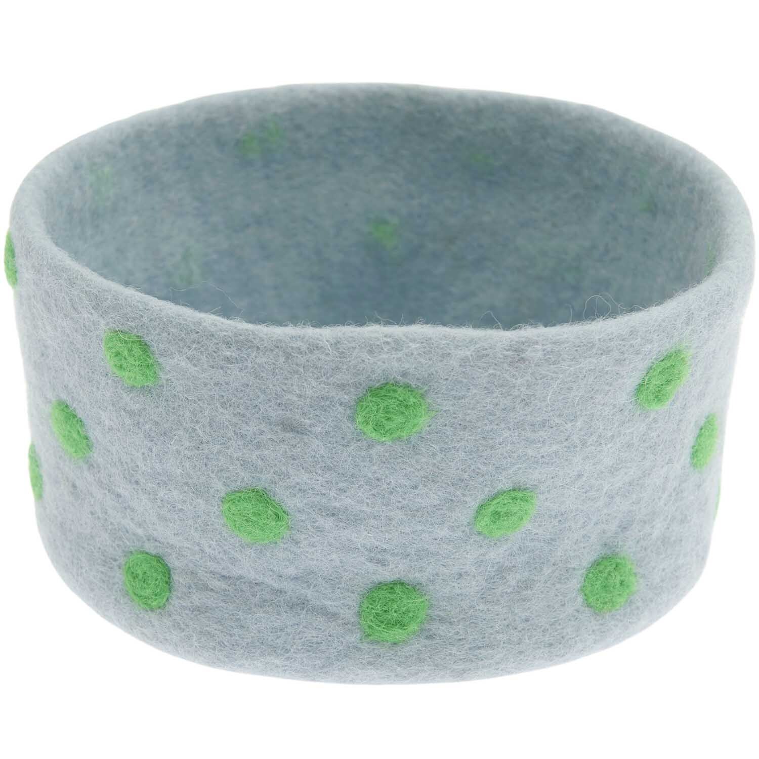 Filzkorb gepunktet von Rico Design in Blau/Grün, Ø16x8cm. Der Korb zeigt grüne Punkte auf blauem Hintergrund.