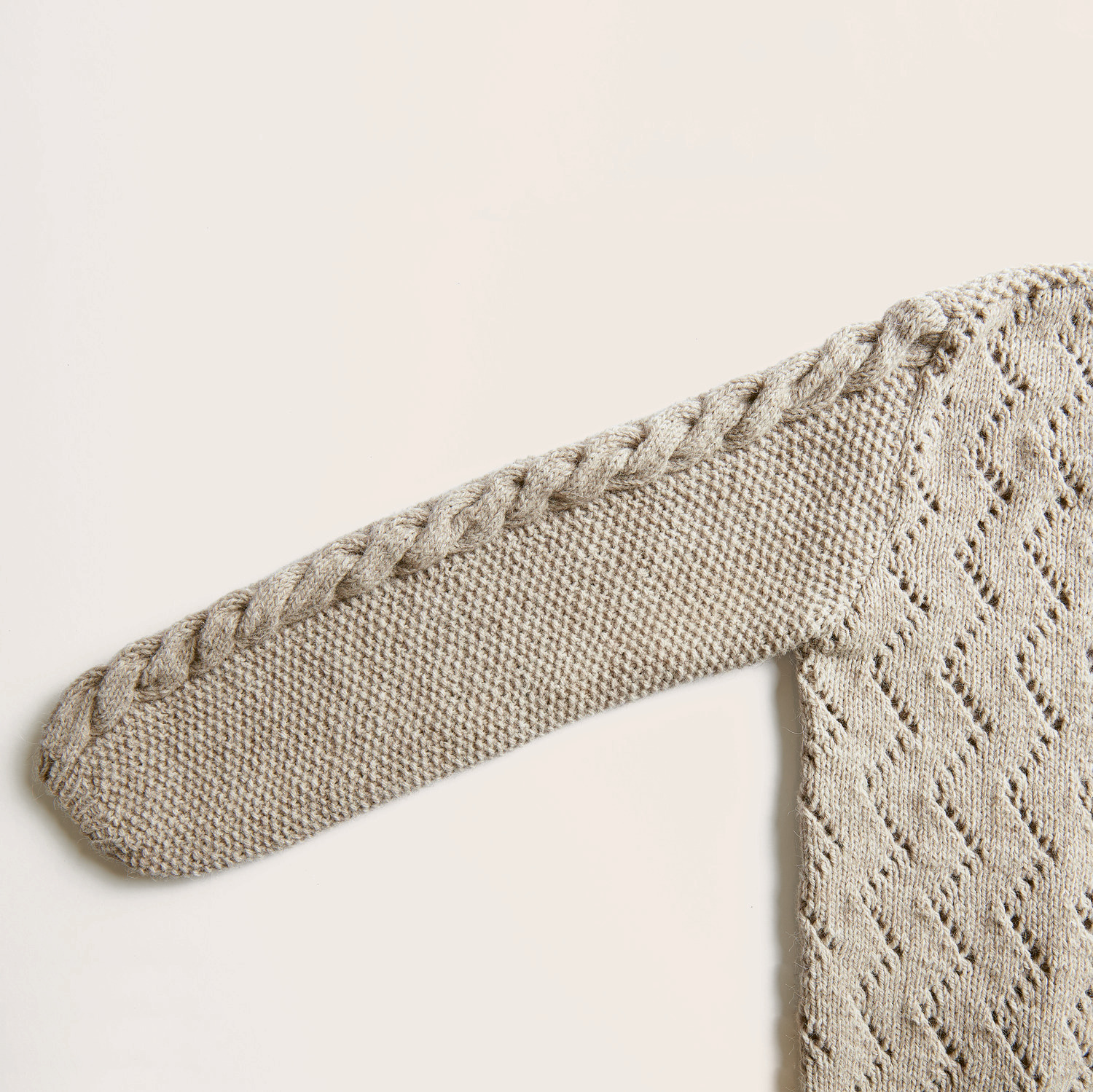 Strickset Jacke Modell 01c zeigt ein detailliertes Strickmuster in Beige von Rico Design.