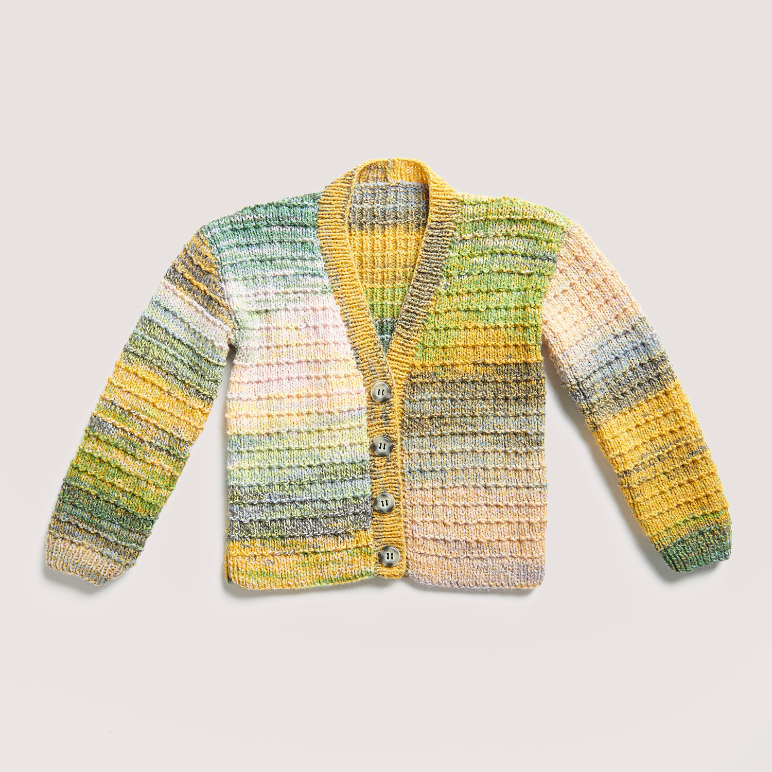 Strickset Cardigan Modell 08 aus Rico Kids 13 in Waldtönen. Bunter Cardigan mit Knöpfen.