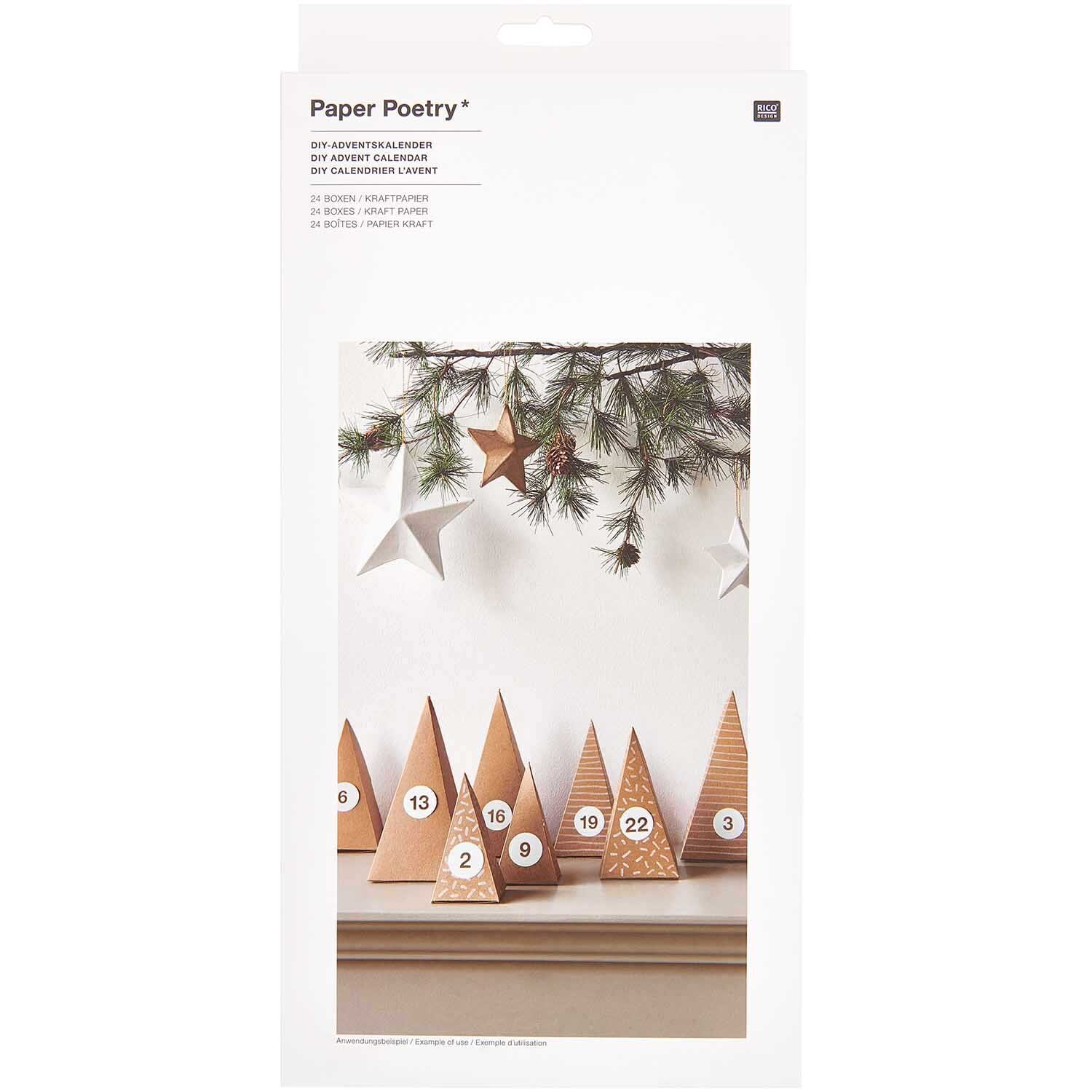 Paper Poetry Adventskalender Bäume aus Kraftpapier, 24 Stück. Dekorative Tannenbaum-Formen unter Tannenzweigen. Ideal für festliche Dekorationen.