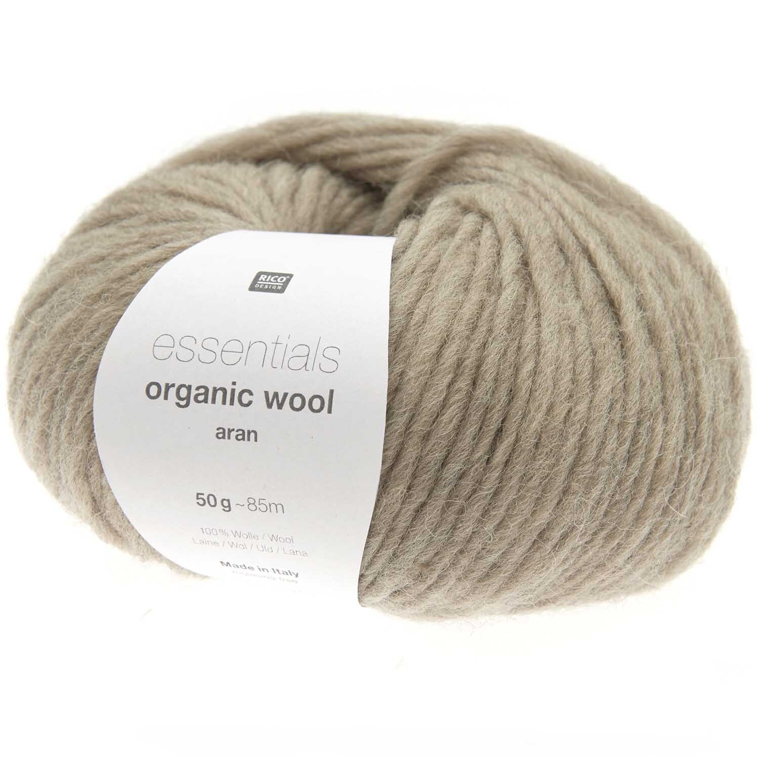 Essentials Organic Wool aran: Weiches, beiges Garn von Rico Design, ideal für Stricksets aus der Luxury Knits Winter Special Kollektion.