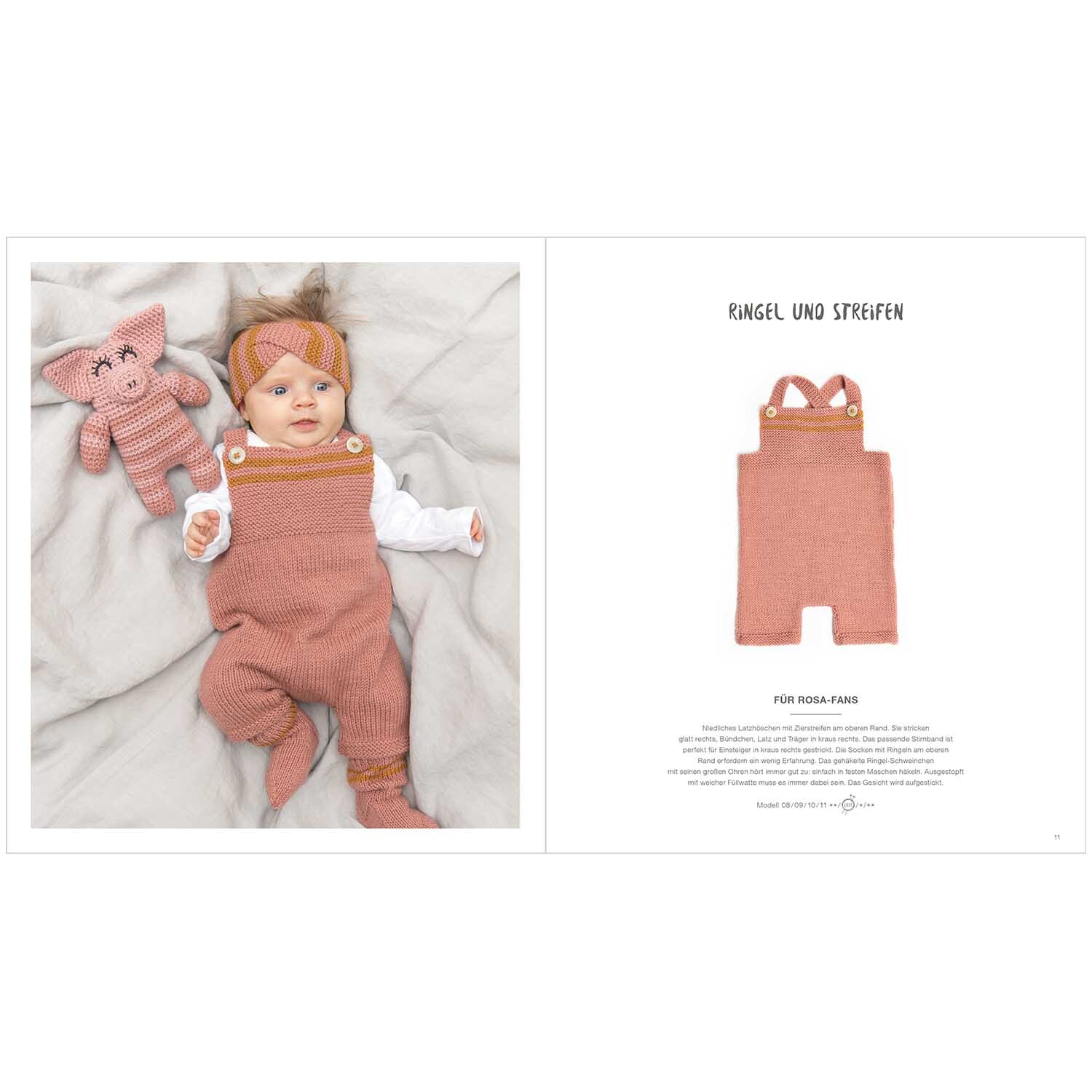Rico Baby Heft Nr.28 zeigt ein Baby in rosa Strickanzug mit passendem Stirnband und Kuscheltier. Ideal für stilvolle Babymode von Rico Design.
