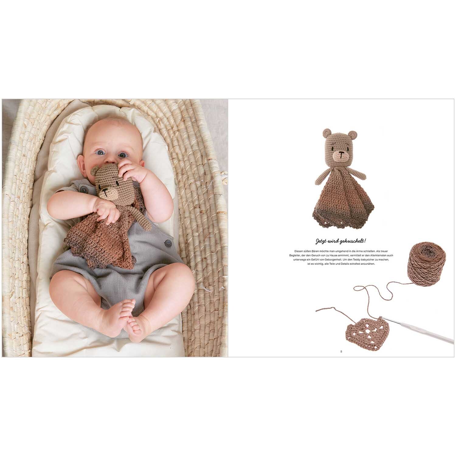 Ricorumi Baby Blankies: Ein Baby hält eine gestrickte, braune Kuscheldecke mit Bärenmotiv von Rico Design.