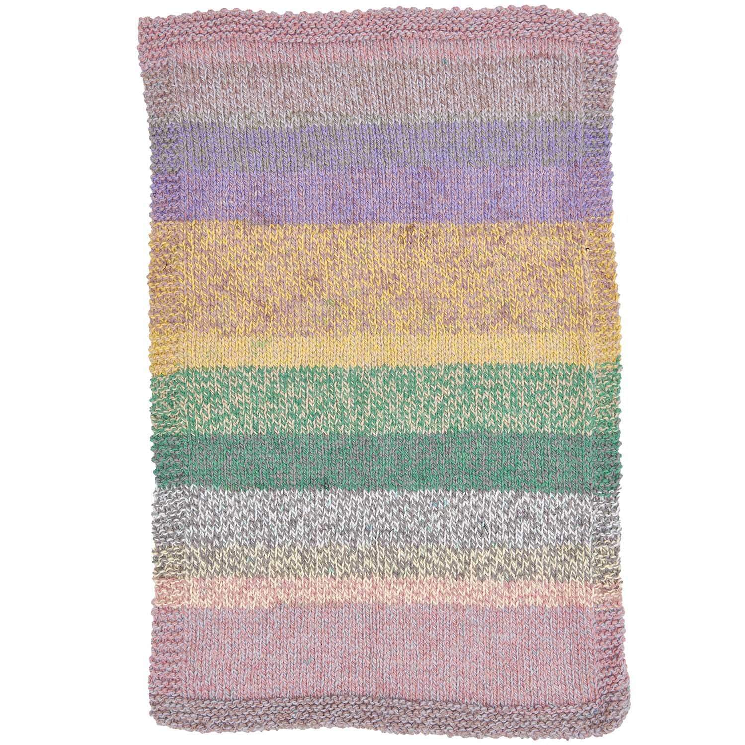 Creative Chic-Unique: Strickstück in bunten Streifen aus Rico Design Garn, ideal für Winterprojekte.